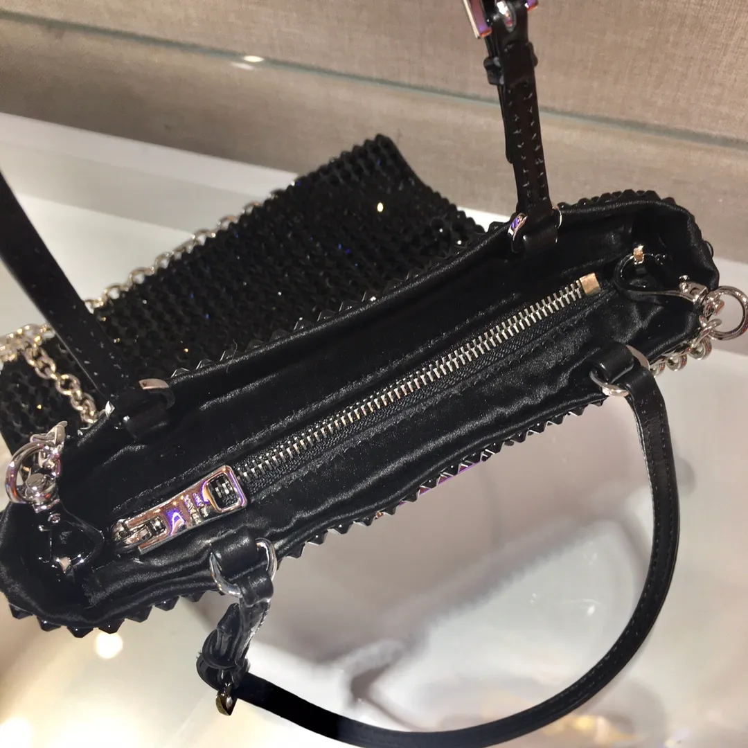 💰1020🎉Best model full of diamonds🎉1N6608, the most beautiful and sparkling rhinestone handbag/chain bag ؔ😘😘Imported rhinestone mesh. Shiny appearance. The blingbling effect under the night light is very eye-catching. The rate of return is very high🙈🙈Everyone will praise you wherever you take it😘This kind of sparkling diamond bag is also very easy to match with clothes, so cute and cool , suitable for any occasion, worth buying👍beauties😘 Length 18X height 20cm