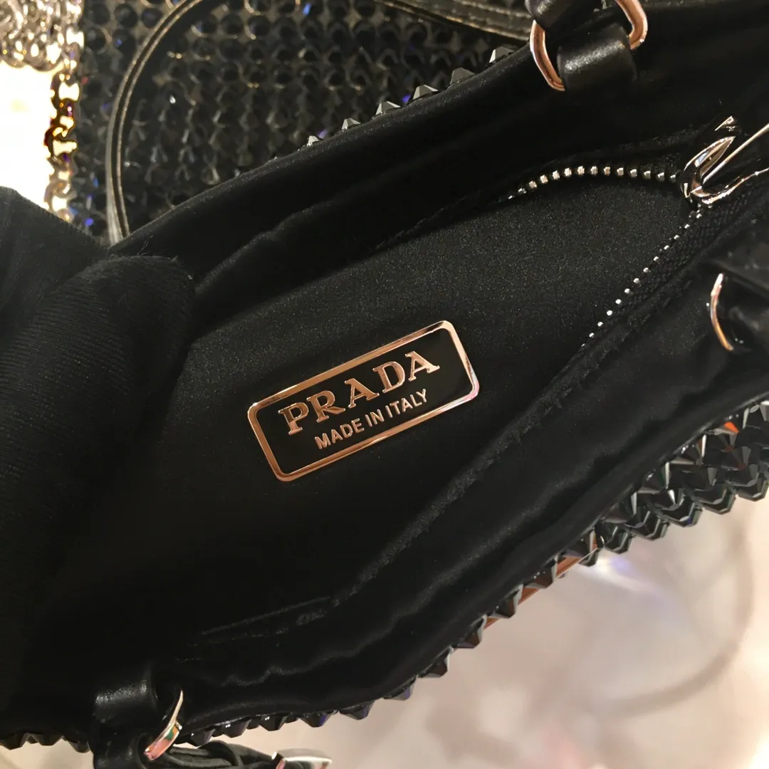 💰1020🎉Best model full of diamonds🎉1N6608, the most beautiful and sparkling rhinestone handbag/chain bag ؔ😘😘Imported rhinestone mesh. Shiny appearance. The blingbling effect under the night light is very eye-catching. The rate of return is very high🙈🙈Everyone will praise you wherever you take it😘This kind of sparkling diamond bag is also very easy to match with clothes, so cute and cool , suitable for any occasion, worth buying👍beauties😘 Length 18X height 20cm