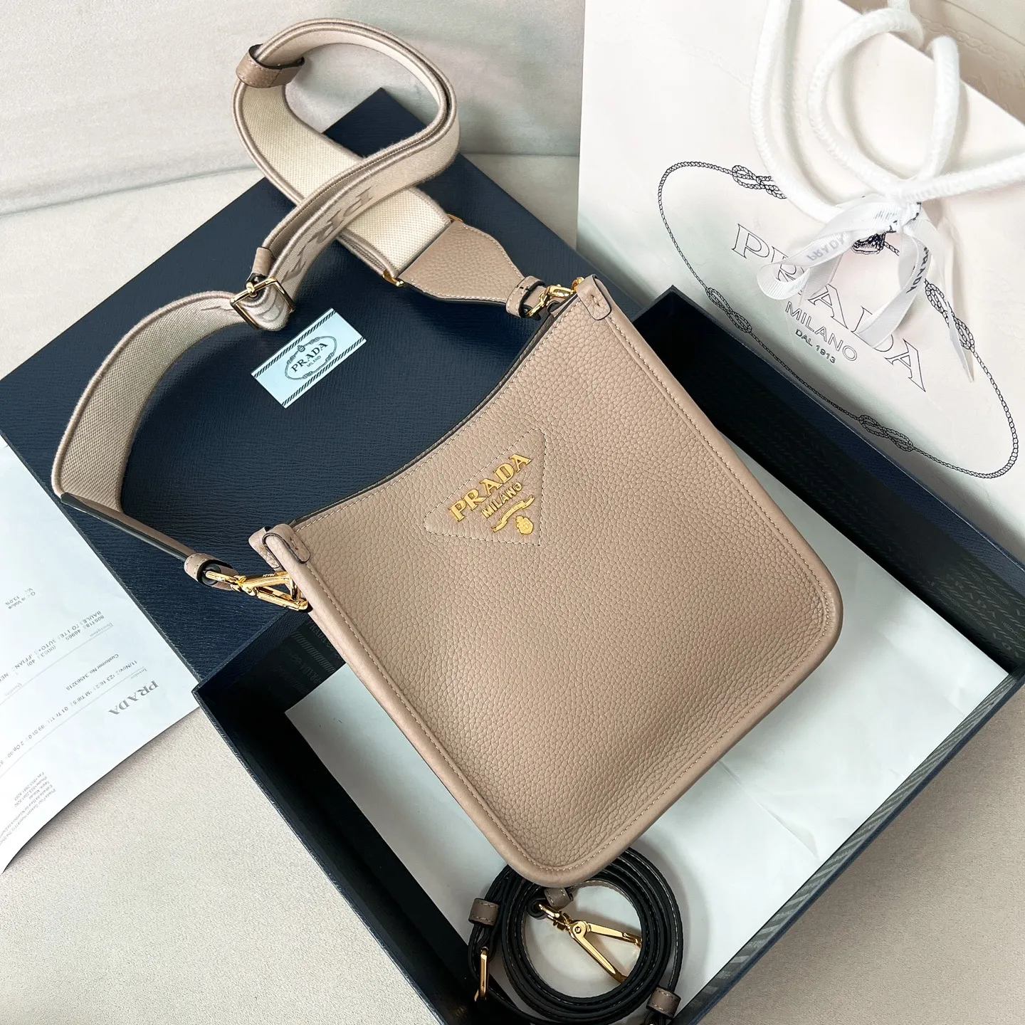 💰1600✨New product launch✨New grained cowhide leather shoulder bag 1BH191. Super light, super soft, I like it. Made of imported grained cowhide, soft and delicate, and feels great. Golden logo with triangular letters on the front. Magnetic buckle closure. Simple inside with plenty of card slots. Paired with double shoulder straps, fashionable, good-looking and versatile. This model has both functionality and modern fashion style. The details are perfectly comparable to ZG. Size: 20*19*6cm
