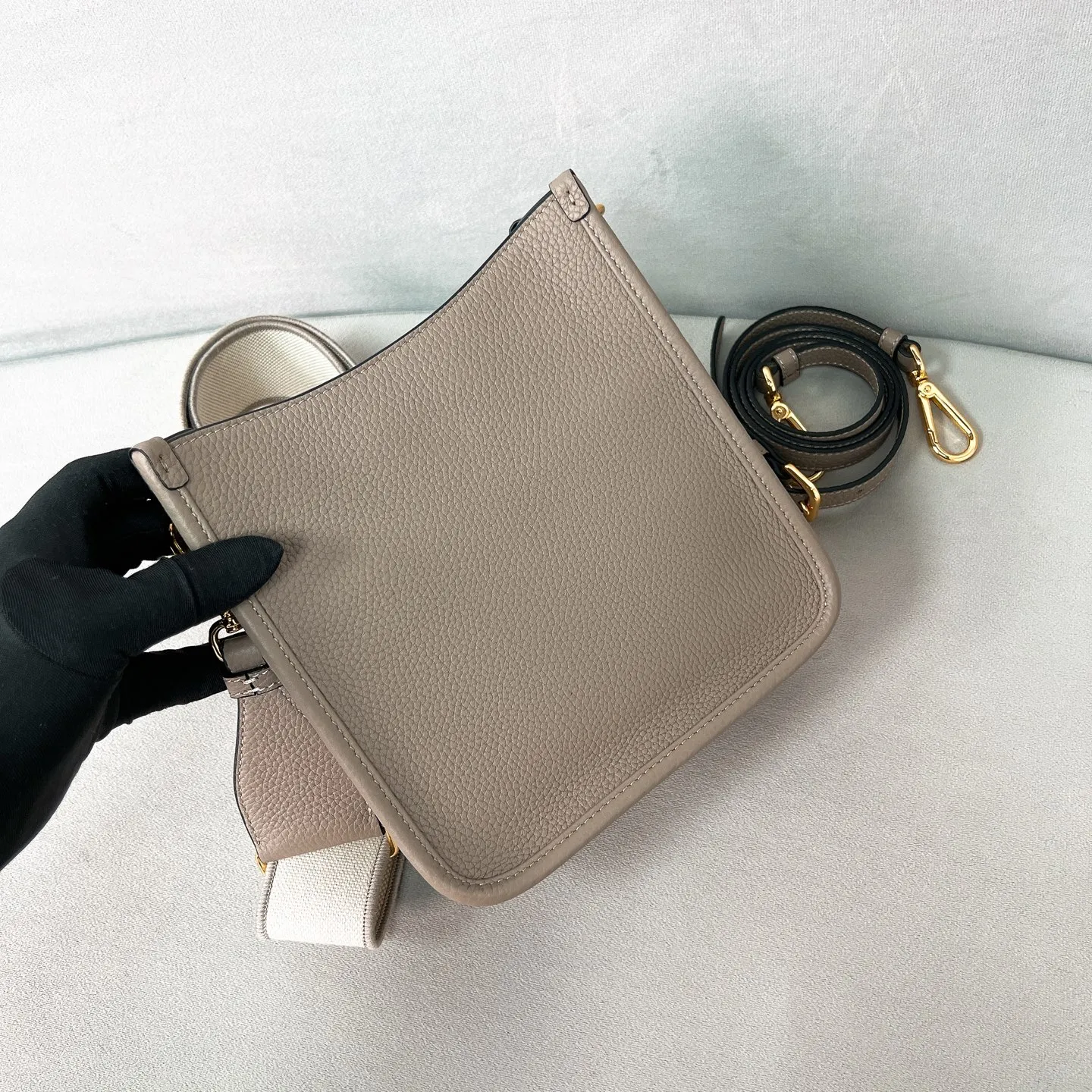 💰1600✨New product launch✨New grained cowhide leather shoulder bag 1BH191. Super light, super soft, I like it. Made of imported grained cowhide, soft and delicate, and feels great. Golden logo with triangular letters on the front. Magnetic buckle closure. Simple inside with plenty of card slots. Paired with double shoulder straps, fashionable, good-looking and versatile. This model has both functionality and modern fashion style. The details are perfectly comparable to ZG. Size: 20*19*6cm
