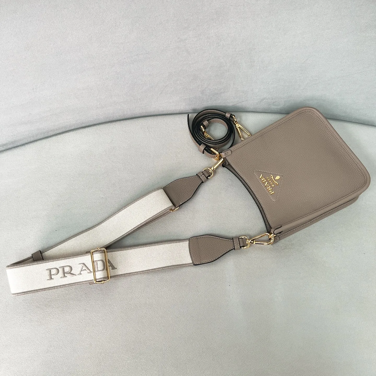💰1600✨New product launch✨New grained cowhide leather shoulder bag 1BH191. Super light, super soft, I like it. Made of imported grained cowhide, soft and delicate, and feels great. Golden logo with triangular letters on the front. Magnetic buckle closure. Simple inside with plenty of card slots. Paired with double shoulder straps, fashionable, good-looking and versatile. This model has both functionality and modern fashion style. The details are perfectly comparable to ZG. Size: 20*19*6cm