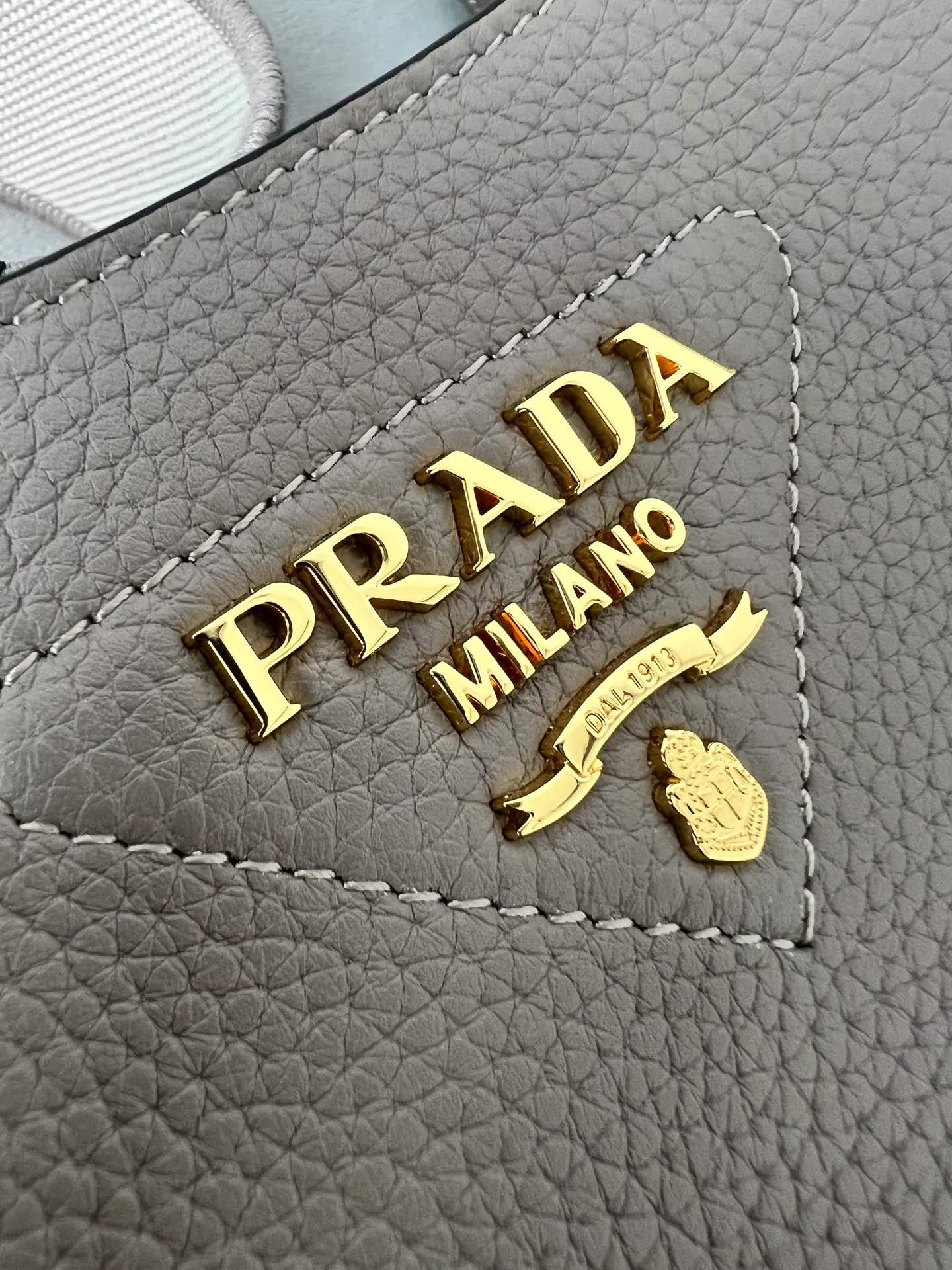 💰1600✨New product launch✨New grained cowhide leather shoulder bag 1BH191. Super light, super soft, I like it. Made of imported grained cowhide, soft and delicate, and feels great. Golden logo with triangular letters on the front. Magnetic buckle closure. Simple inside with plenty of card slots. Paired with double shoulder straps, fashionable, good-looking and versatile. This model has both functionality and modern fashion style. The details are perfectly comparable to ZG. Size: 20*19*6cm