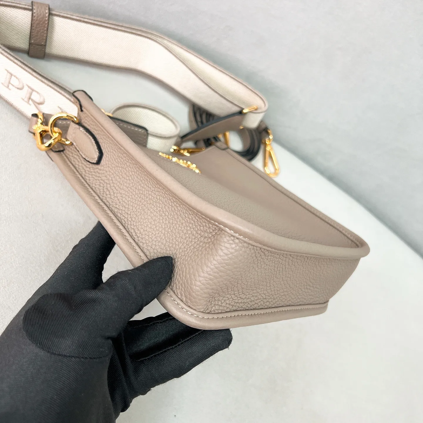 💰1600✨New product launch✨New grained cowhide leather shoulder bag 1BH191. Super light, super soft, I like it. Made of imported grained cowhide, soft and delicate, and feels great. Golden logo with triangular letters on the front. Magnetic buckle closure. Simple inside with plenty of card slots. Paired with double shoulder straps, fashionable, good-looking and versatile. This model has both functionality and modern fashion style. The details are perfectly comparable to ZG. Size: 20*19*6cm