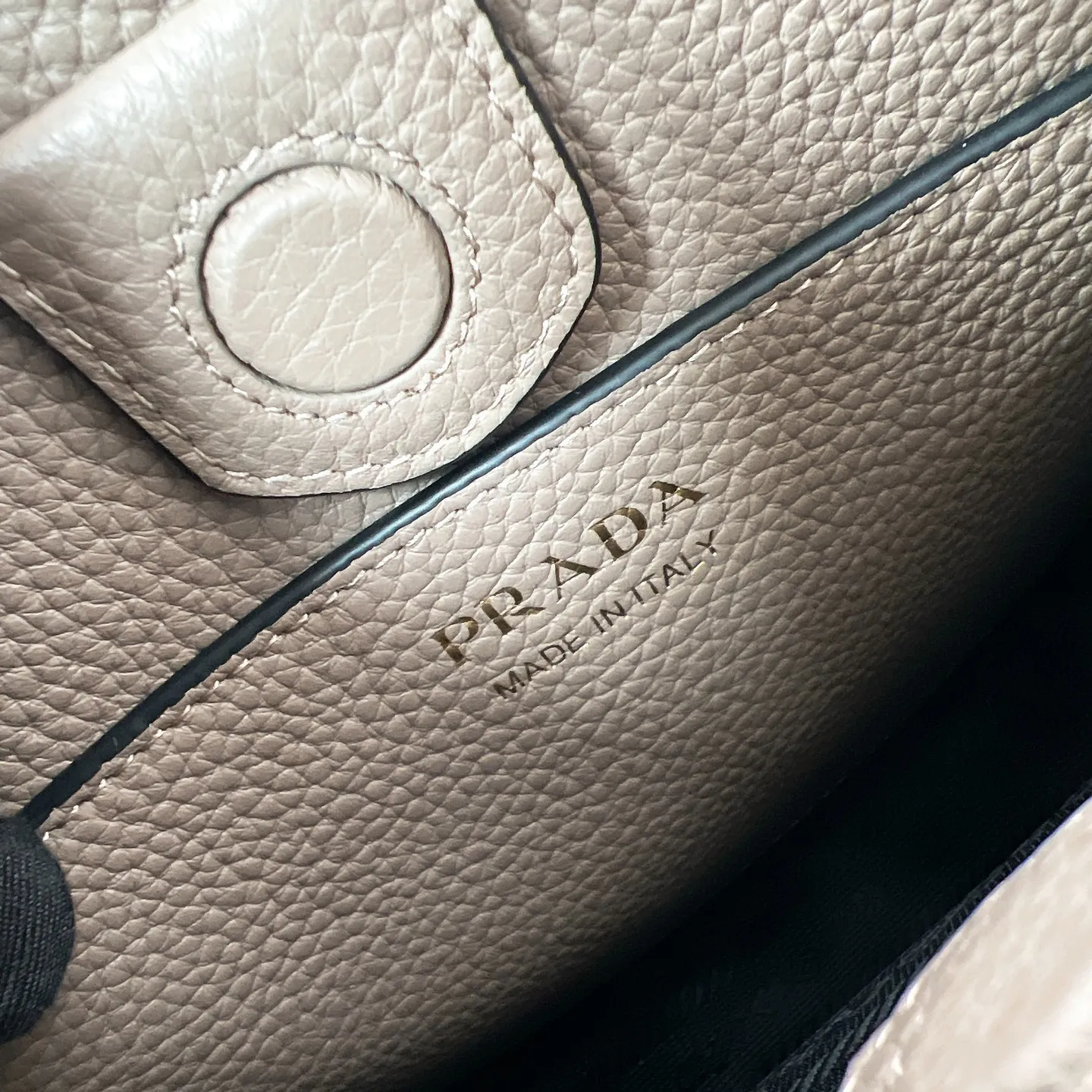 💰1600✨New product launch✨New grained cowhide leather shoulder bag 1BH191. Super light, super soft, I like it. Made of imported grained cowhide, soft and delicate, and feels great. Golden logo with triangular letters on the front. Magnetic buckle closure. Simple inside with plenty of card slots. Paired with double shoulder straps, fashionable, good-looking and versatile. This model has both functionality and modern fashion style. The details are perfectly comparable to ZG. Size: 20*19*6cm