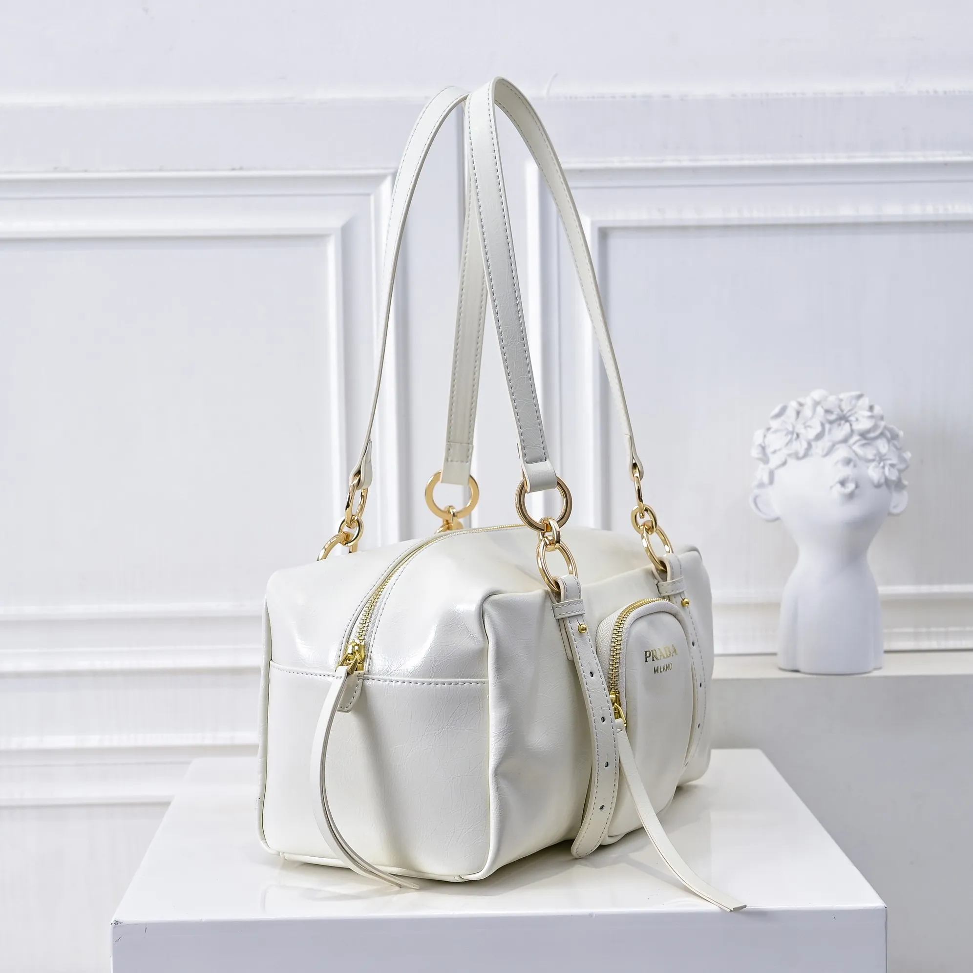 💰460￥🎉PRADA25 spring new waxed leather🎉 This new square handbag is made of soft waxed leather with a retro feel. Retro metal hardware and zipper pockets with archive elements highlight the retro charm. It has a large capacity and can be carried by hand or shoulder strap. The upper body effect is fashionable and towering. It is also a popular style that will never go out of style. Get it now🎉 Style number: 7043 Dimensions: length 30x height 15x bottom 15.5cm🎉🎉🎉 Material: waxed cowhide