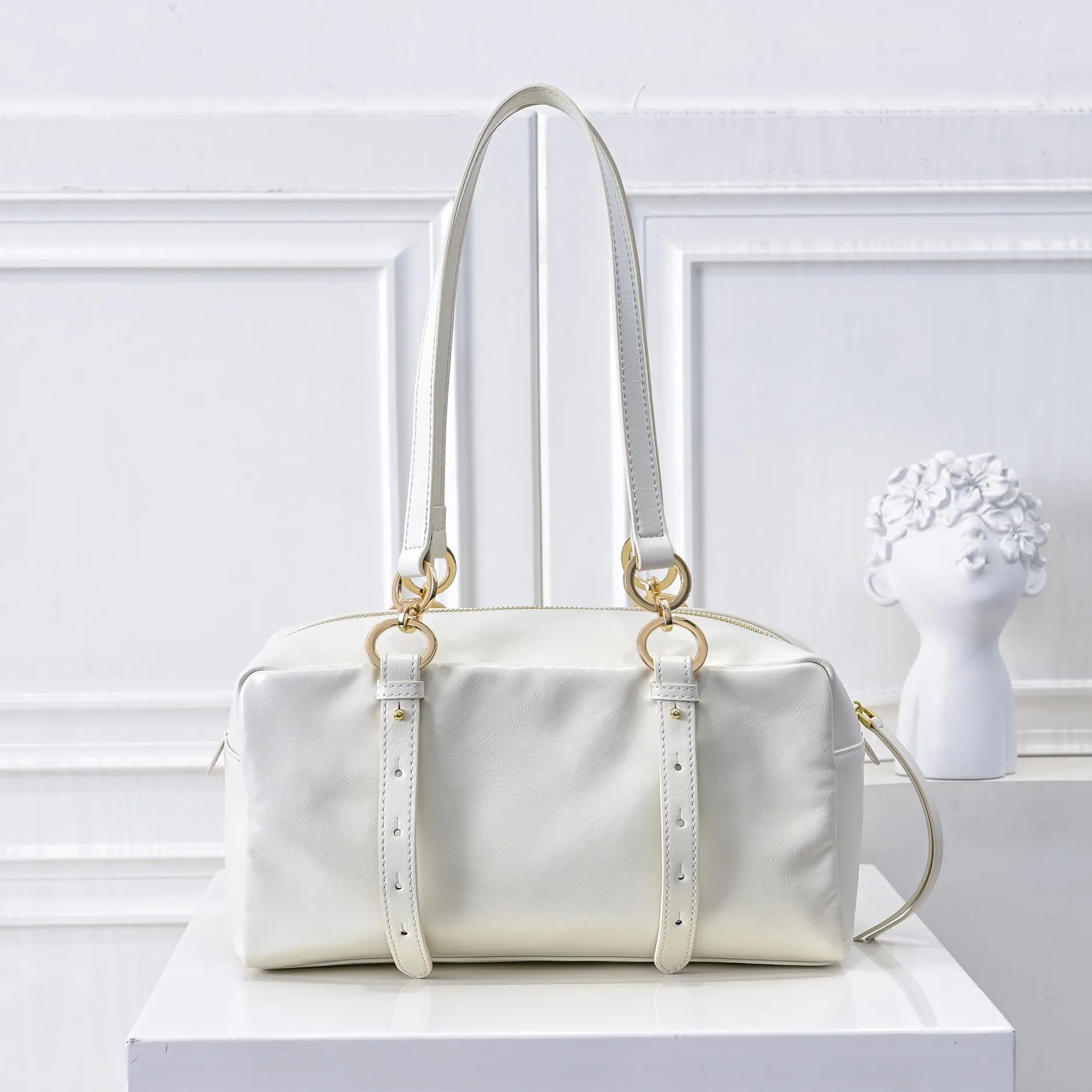 💰460￥🎉PRADA25 spring new waxed leather🎉 This new square handbag is made of soft waxed leather with a retro feel. Retro metal hardware and zipper pockets with archive elements highlight the retro charm. It has a large capacity and can be carried by hand or shoulder strap. The upper body effect is fashionable and towering. It is also a popular style that will never go out of style. Get it now🎉 Style number: 7043 Dimensions: length 30x height 15x bottom 15.5cm🎉🎉🎉 Material: waxed cowhide