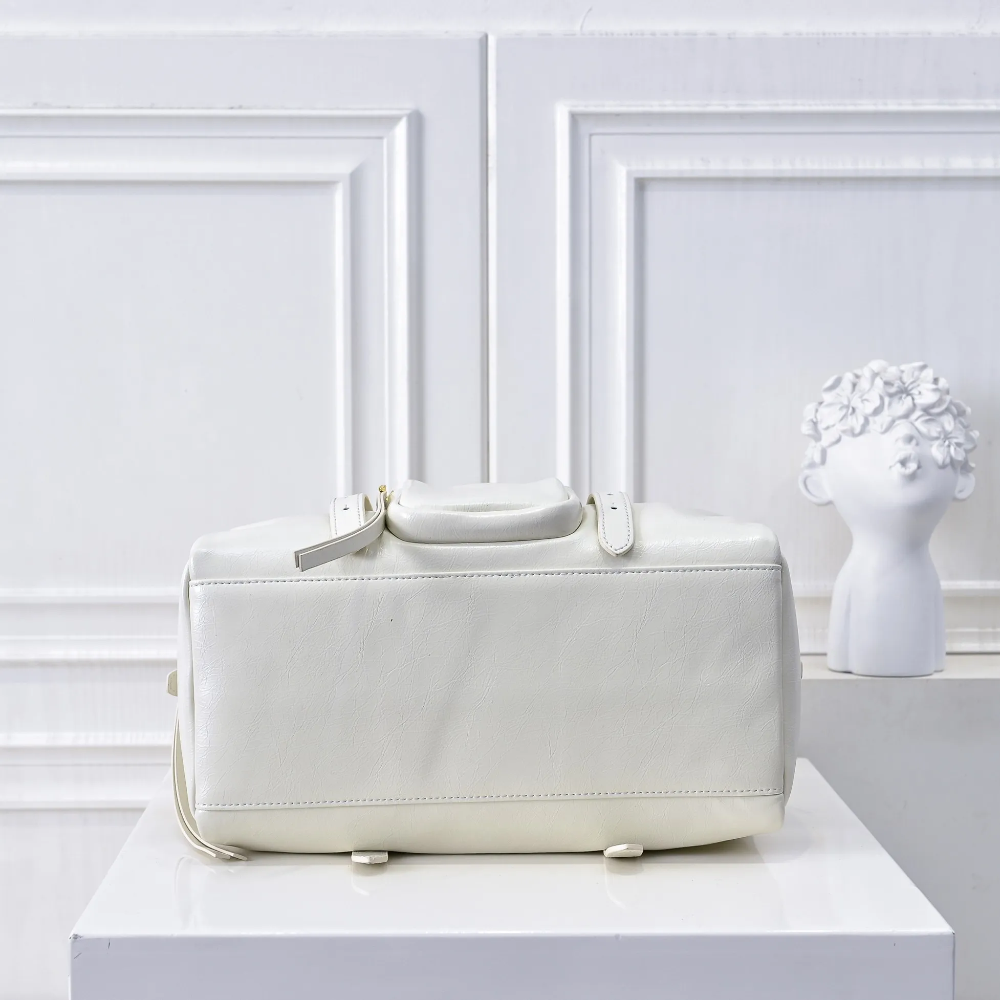 💰460￥🎉PRADA25 spring new waxed leather🎉 This new square handbag is made of soft waxed leather with a retro feel. Retro metal hardware and zipper pockets with archive elements highlight the retro charm. It has a large capacity and can be carried by hand or shoulder strap. The upper body effect is fashionable and towering. It is also a popular style that will never go out of style. Get it now🎉 Style number: 7043 Dimensions: length 30x height 15x bottom 15.5cm🎉🎉🎉 Material: waxed cowhide