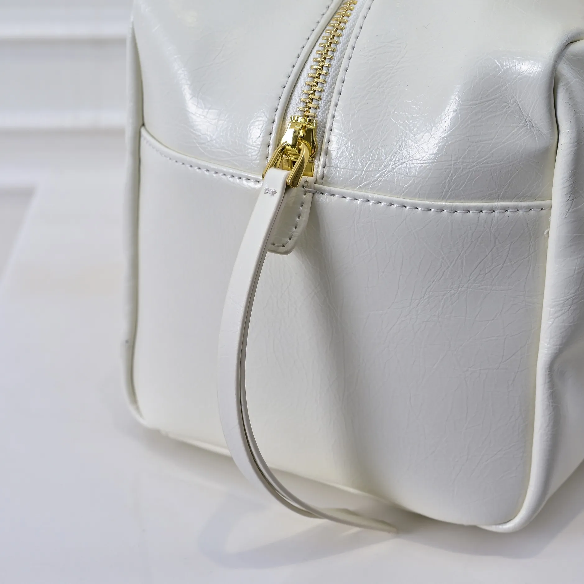 💰460￥🎉PRADA25 spring new waxed leather🎉 This new square handbag is made of soft waxed leather with a retro feel. Retro metal hardware and zipper pockets with archive elements highlight the retro charm. It has a large capacity and can be carried by hand or shoulder strap. The upper body effect is fashionable and towering. It is also a popular style that will never go out of style. Get it now🎉 Style number: 7043 Dimensions: length 30x height 15x bottom 15.5cm🎉🎉🎉 Material: waxed cowhide