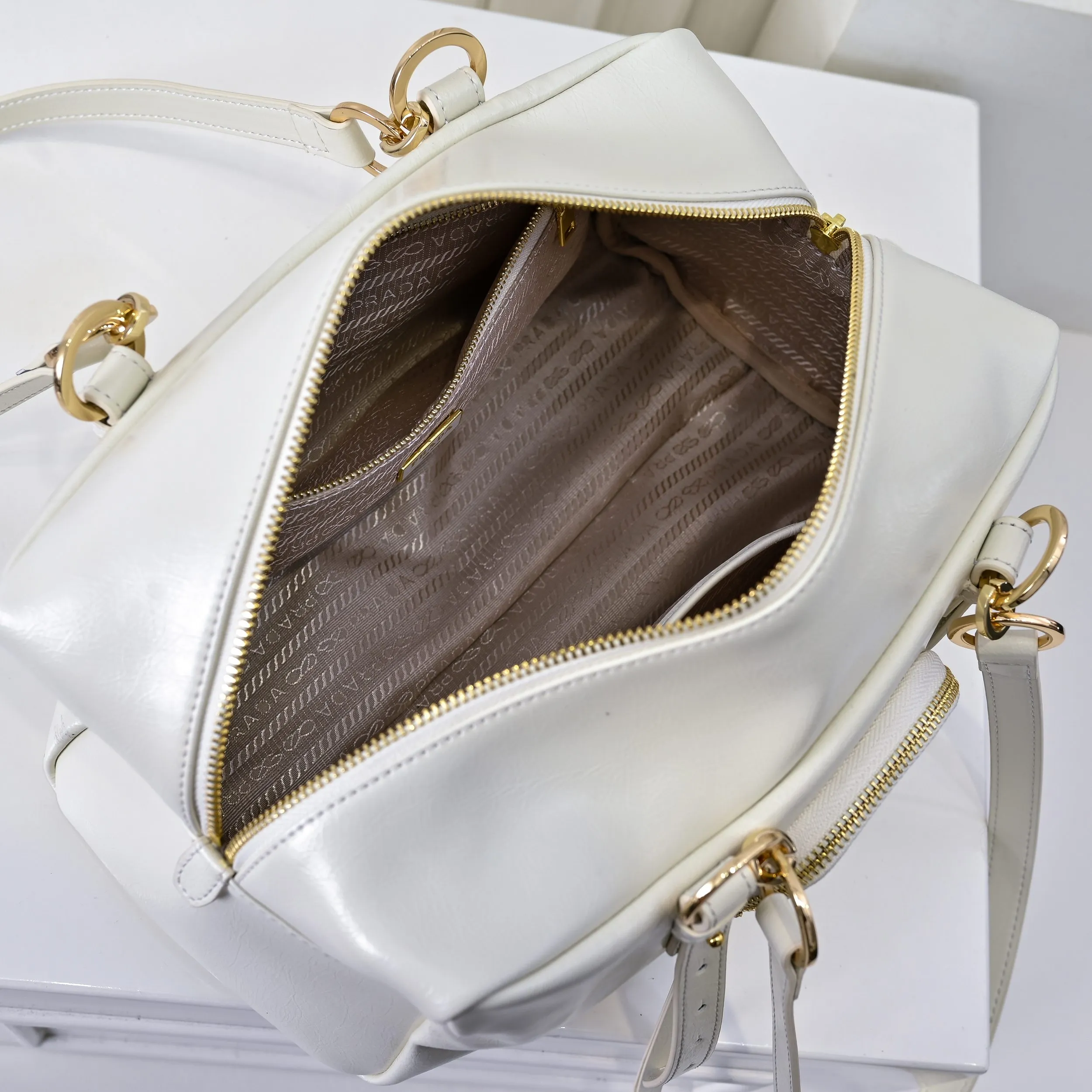 💰460￥🎉PRADA25 spring new waxed leather🎉 This new square handbag is made of soft waxed leather with a retro feel. Retro metal hardware and zipper pockets with archive elements highlight the retro charm. It has a large capacity and can be carried by hand or shoulder strap. The upper body effect is fashionable and towering. It is also a popular style that will never go out of style. Get it now🎉 Style number: 7043 Dimensions: length 30x height 15x bottom 15.5cm🎉🎉🎉 Material: waxed cowhide
