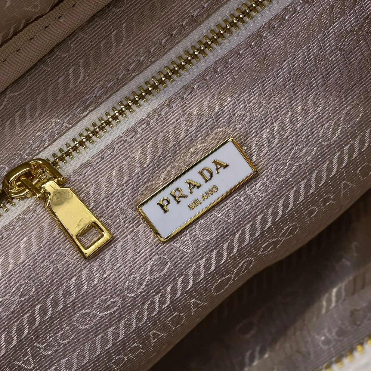 💰460￥🎉PRADA25 spring new waxed leather🎉 This new square handbag is made of soft waxed leather with a retro feel. Retro metal hardware and zipper pockets with archive elements highlight the retro charm. It has a large capacity and can be carried by hand or shoulder strap. The upper body effect is fashionable and towering. It is also a popular style that will never go out of style. Get it now🎉 Style number: 7043 Dimensions: length 30x height 15x bottom 15.5cm🎉🎉🎉 Material: waxed cowhide