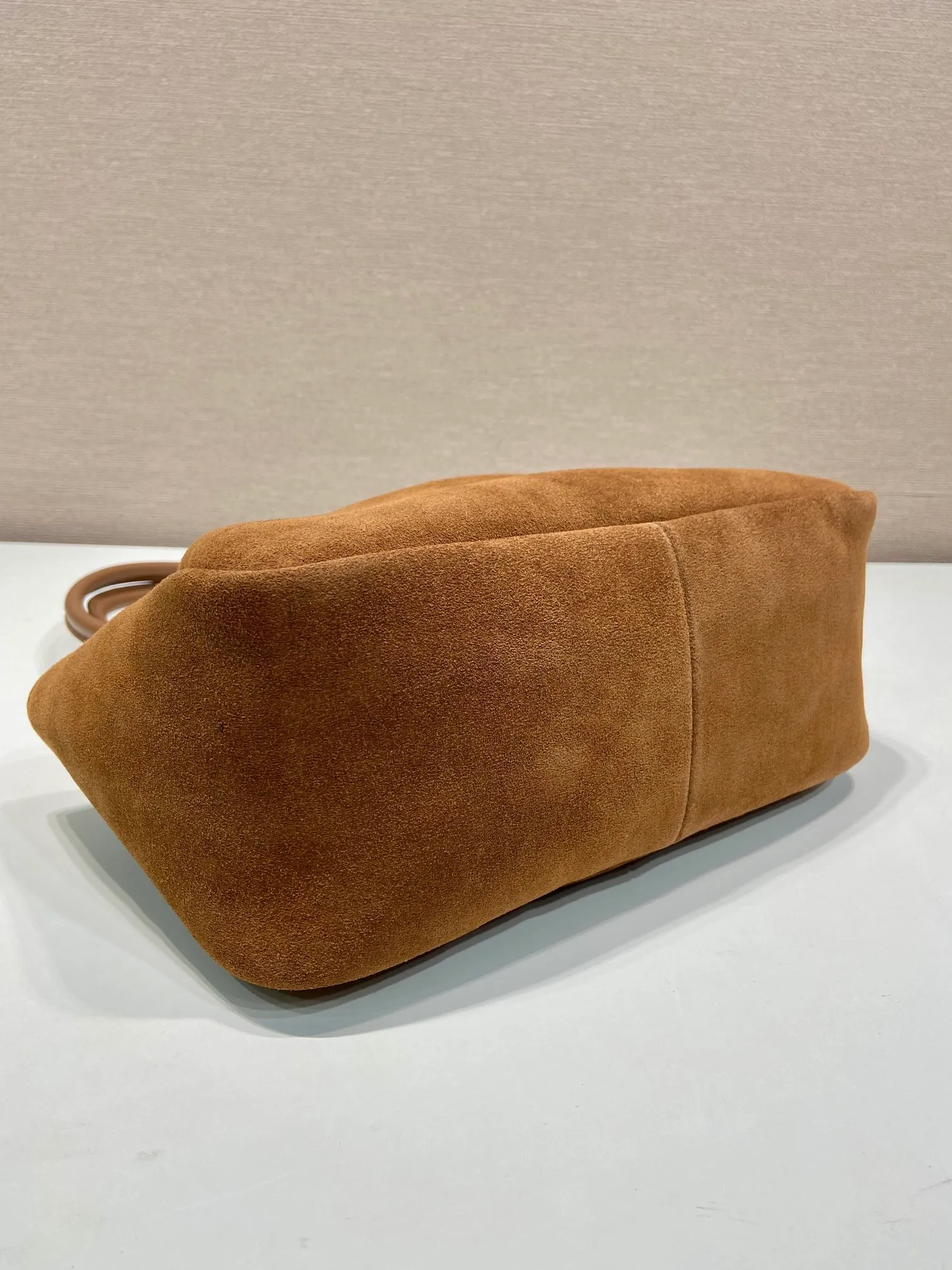 💰1440🎉New product🎉1BA444 shoulder style/nubuck leather🎉🎉 This shoulder style is made of frosted leather and top-grade hardware. It can be carried by hand or carried on the shoulder. It is equipped with 2 compartments. It has a large capacity, is simple and practical, and has a beautiful upper body effect. Babies. Get it now🎉🎉 Length 28x Height 18x ​​Bottom 11cm🎉🎉🎉👏👏👏