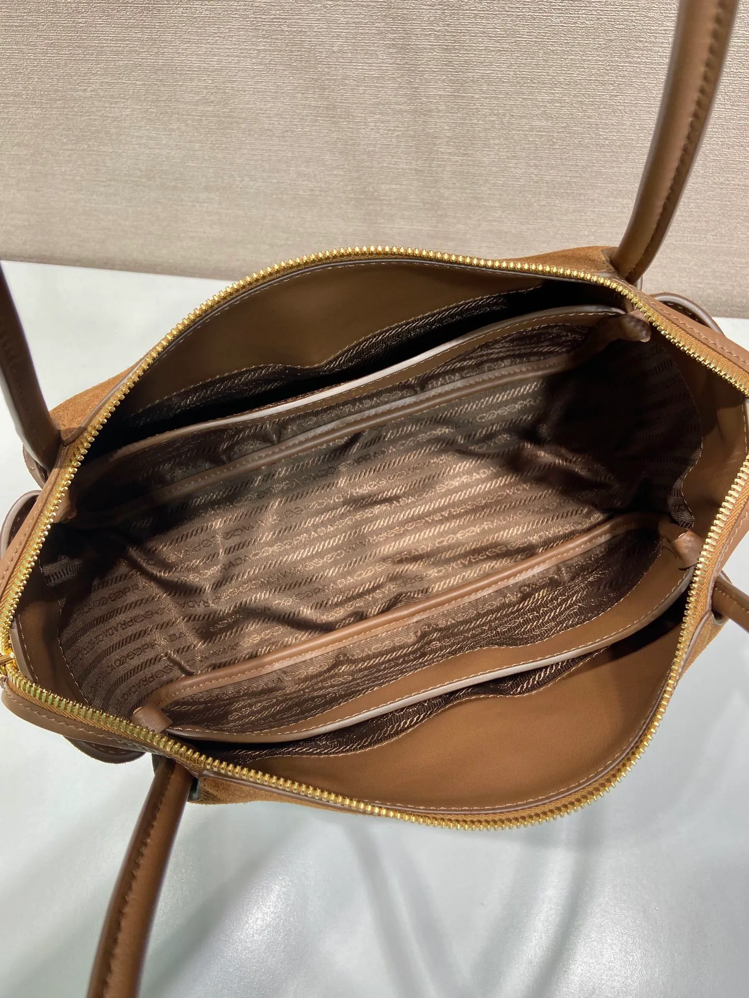 💰1440🎉New product🎉1BA444 shoulder style/nubuck leather🎉🎉 This shoulder style is made of frosted leather and top-grade hardware. It can be carried by hand or carried on the shoulder. It is equipped with 2 compartments. It has a large capacity, is simple and practical, and has a beautiful upper body effect. Babies. Get it now🎉🎉 Length 28x Height 18x ​​Bottom 11cm🎉🎉🎉👏👏👏