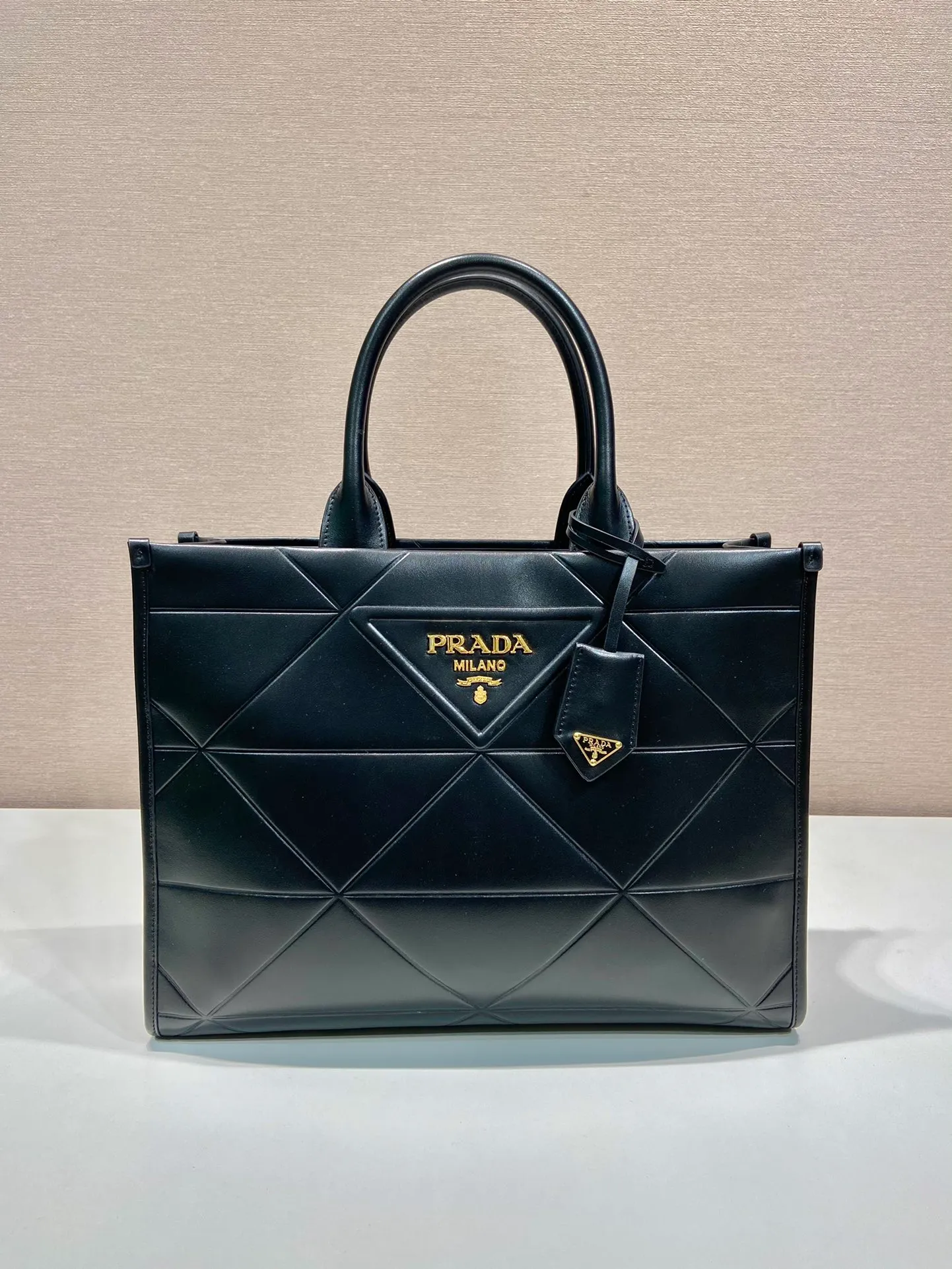 💰1800🎉New Triangular Diamond Tote Bag🎉Tote Bag 🎉1BA378 Medium🎉 This tote bag is made of imported calfskin, with a purely handmade triangular diamond pattern design. The mark is composed of an embossed triangle and a hardware loose mark. Interior compartment with zip pockets. Simple and elegant, full of fashion sense. Babies, hurry up and get started. 🎉🎉 Length 35x Height 27x Bottom 10cm🎉🎉🎉👏👏👏