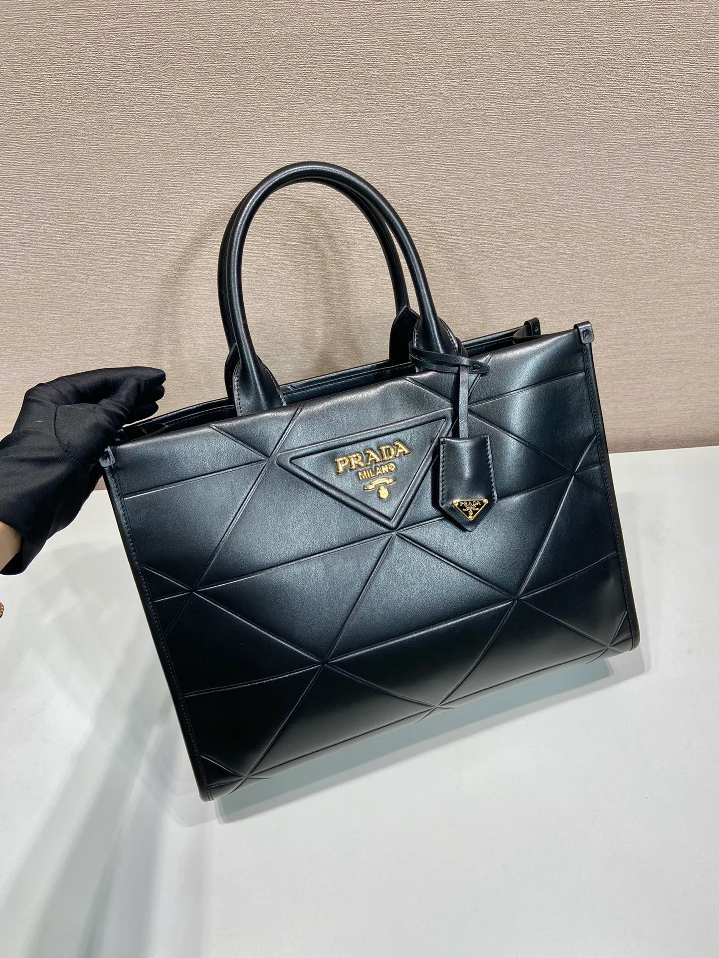 💰1800🎉New Triangular Diamond Tote Bag🎉Tote Bag 🎉1BA378 Medium🎉 This tote bag is made of imported calfskin, with a purely handmade triangular diamond pattern design. The mark is composed of an embossed triangle and a hardware loose mark. Interior compartment with zip pockets. Simple and elegant, full of fashion sense. Babies, hurry up and get started. 🎉🎉 Length 35x Height 27x Bottom 10cm🎉🎉🎉👏👏👏
