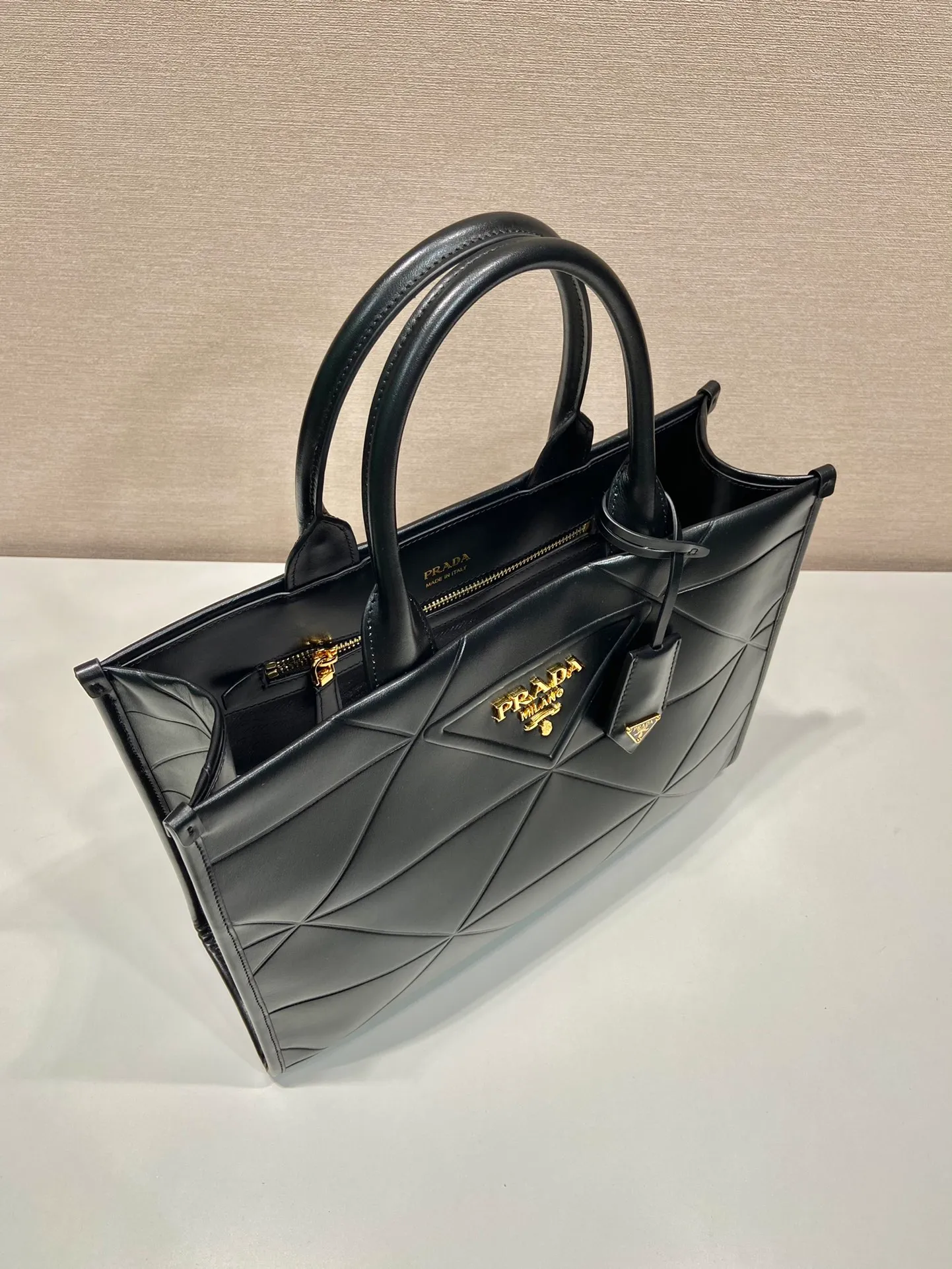 💰1800🎉New Triangular Diamond Tote Bag🎉Tote Bag 🎉1BA378 Medium🎉 This tote bag is made of imported calfskin, with a purely handmade triangular diamond pattern design. The mark is composed of an embossed triangle and a hardware loose mark. Interior compartment with zip pockets. Simple and elegant, full of fashion sense. Babies, hurry up and get started. 🎉🎉 Length 35x Height 27x Bottom 10cm🎉🎉🎉👏👏👏
