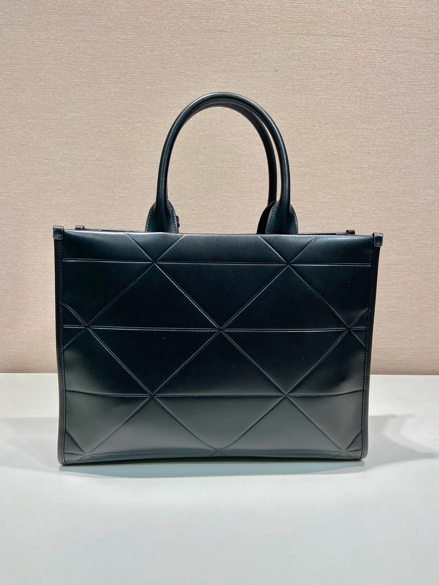 💰1800🎉New Triangular Diamond Tote Bag🎉Tote Bag 🎉1BA378 Medium🎉 This tote bag is made of imported calfskin, with a purely handmade triangular diamond pattern design. The mark is composed of an embossed triangle and a hardware loose mark. Interior compartment with zip pockets. Simple and elegant, full of fashion sense. Babies, hurry up and get started. 🎉🎉 Length 35x Height 27x Bottom 10cm🎉🎉🎉👏👏👏
