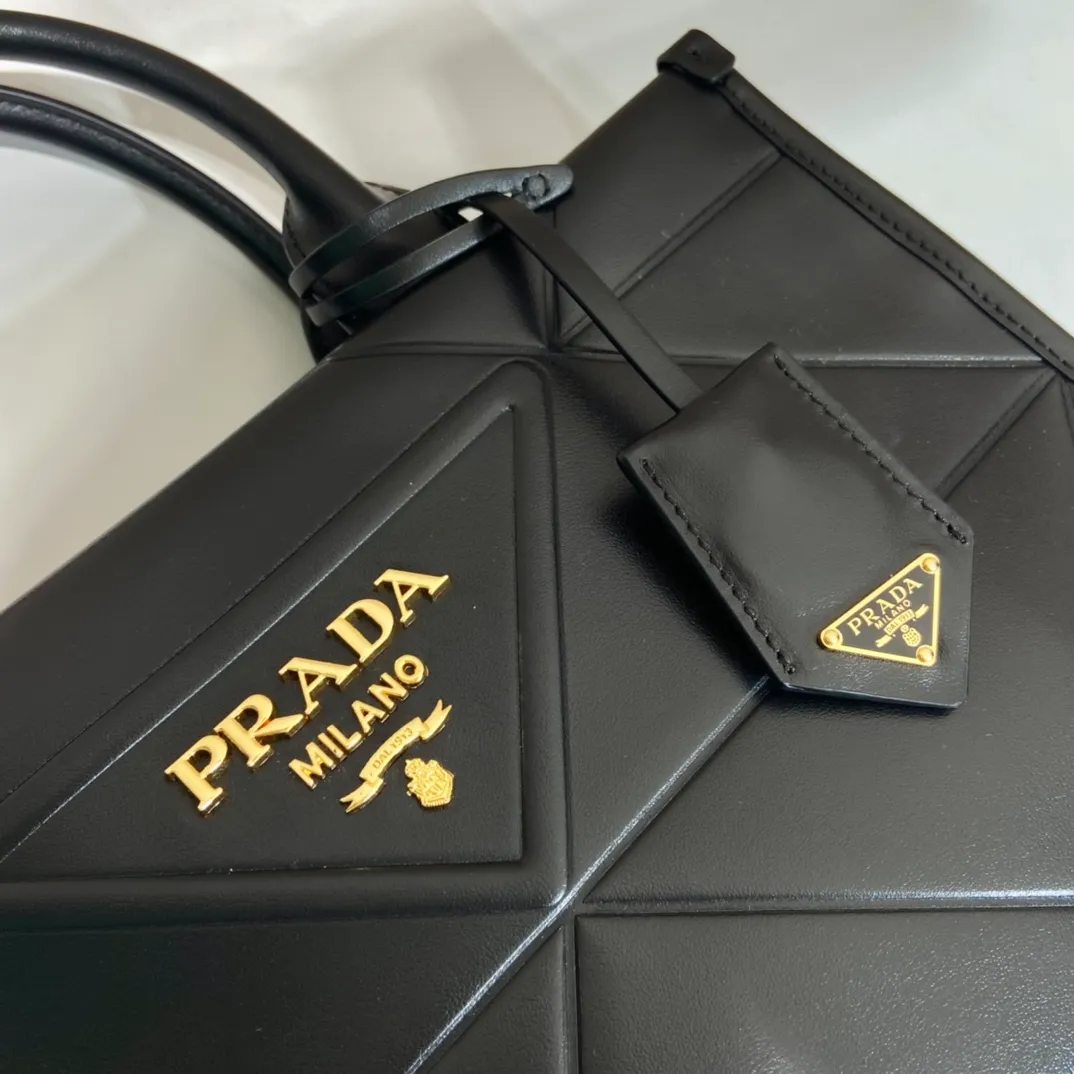 💰1800🎉New Triangular Diamond Tote Bag🎉Tote Bag 🎉1BA378 Medium🎉 This tote bag is made of imported calfskin, with a purely handmade triangular diamond pattern design. The mark is composed of an embossed triangle and a hardware loose mark. Interior compartment with zip pockets. Simple and elegant, full of fashion sense. Babies, hurry up and get started. 🎉🎉 Length 35x Height 27x Bottom 10cm🎉🎉🎉👏👏👏