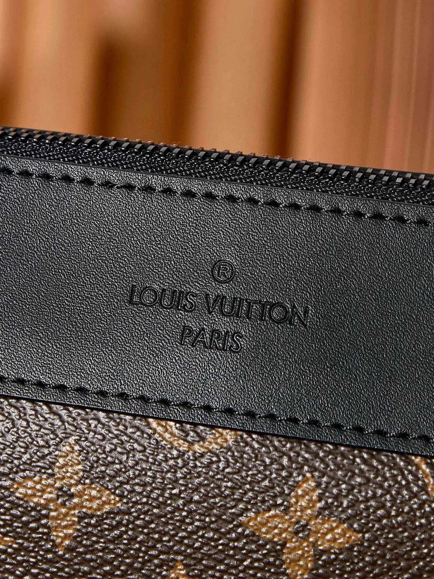 P¥460👉nfc163C01 dynamic chip version👈【Top inspection-free all-steel hardware】M82543 POCHETTE VOYAGE SOUPLE Clutch Pochette Voyage Souple Clutch is made of soft Monogram Eclipse coated canvas, and outlines the classic Pochette Voyage Clutch lines with rounded strokes, bringing a comfortable travel experience. M82543 Full leather embossed, black floral black leather, black grid black leather, presbyopic black leather, Pila brand front compartment clutch, small clutch oo [handshake] [handshake] Slim configuration with zipper compartment and magnetic back pocket. 32 x 21 x 8 cm (length x height x width)