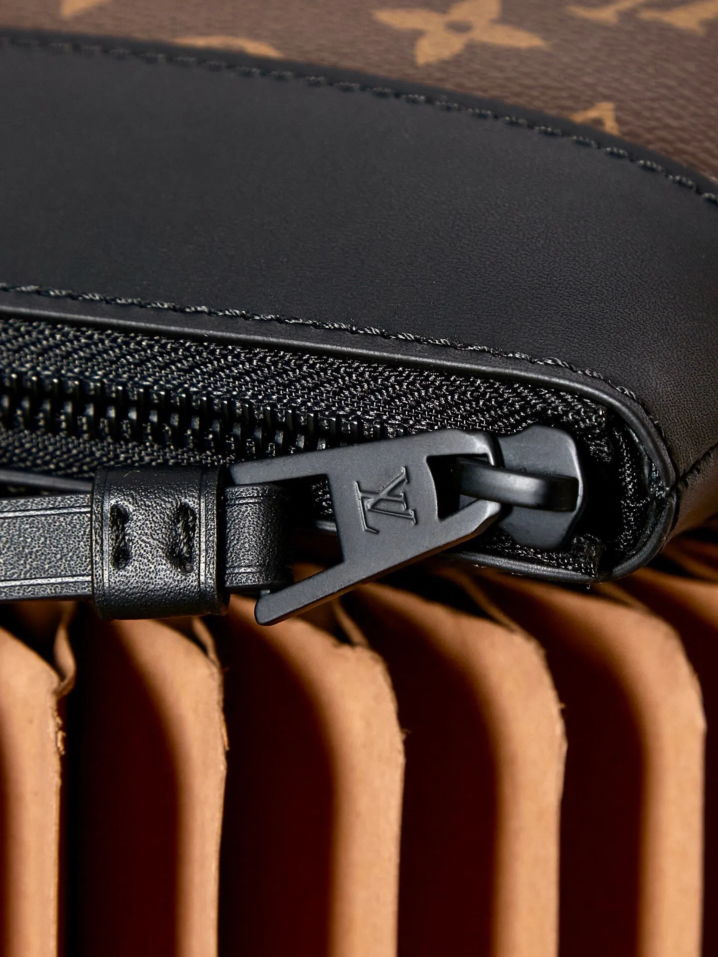 P¥460👉nfc163C01 dynamic chip version👈【Top inspection-free all-steel hardware】M82543 POCHETTE VOYAGE SOUPLE Clutch Pochette Voyage Souple Clutch is made of soft Monogram Eclipse coated canvas, and outlines the classic Pochette Voyage Clutch lines with rounded strokes, bringing a comfortable travel experience. M82543 Full leather embossed, black floral black leather, black grid black leather, presbyopic black leather, Pila brand front compartment clutch, small clutch oo [handshake] [handshake] Slim configuration with zipper compartment and magnetic back pocket. 32 x 21 x 8 cm (length x height x width)