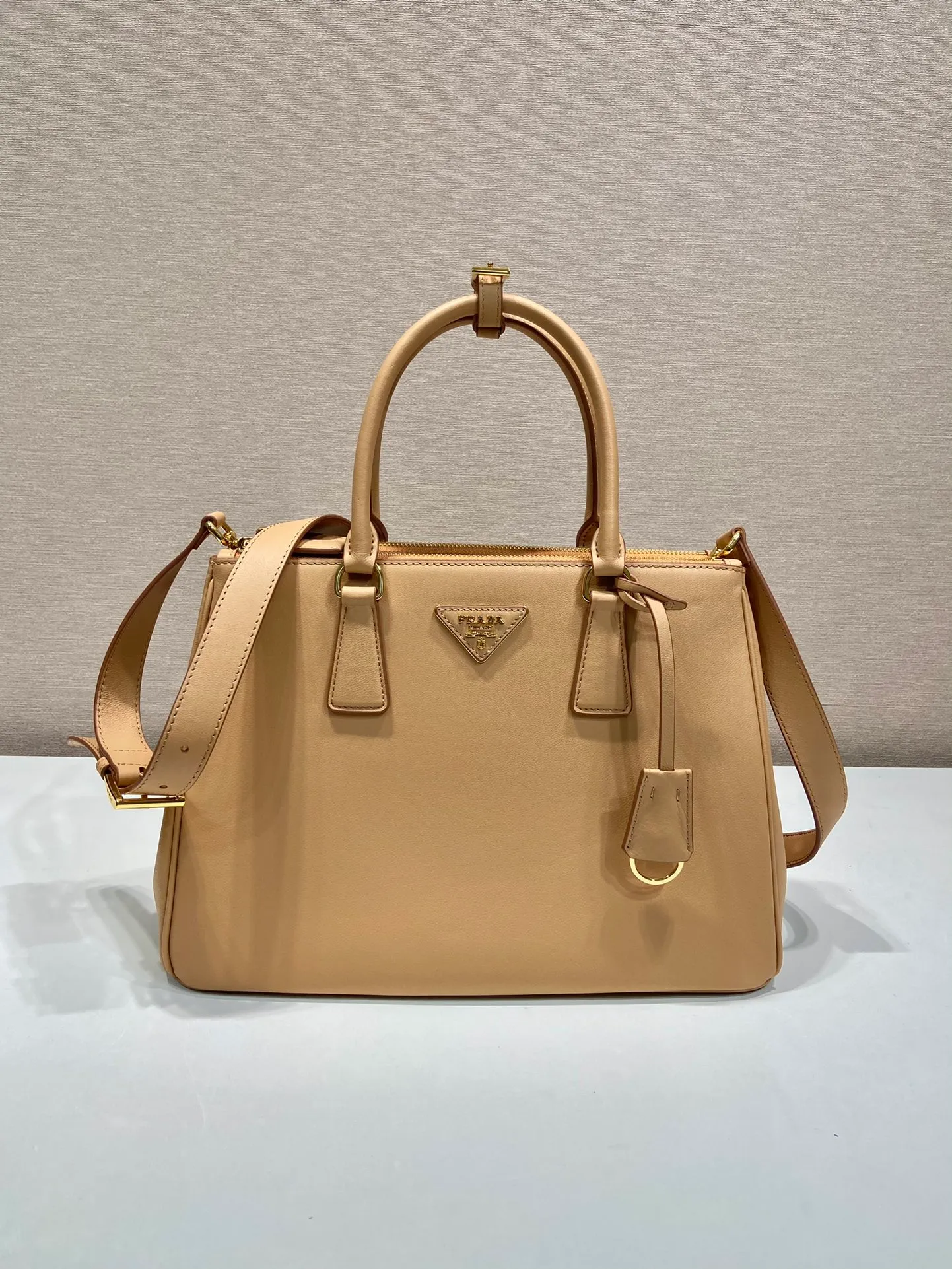 💰2040🎉New killer bag🎉1BA274 large plain style🎉🎉 This classic popular style is designed with new material calfskin and interior lambskin🎉🎉Featuring classic three compartments and gold metal hardware accessories, Equipped with a detachable calfskin long shoulder strap, it can be carried by hand or shoulder. It is practical and fashionable. Baby, hurry up and get it🎉🎉 Length 32x Height 22.5x Bottom 13.5cm🎉🎉🎉💰💰💰