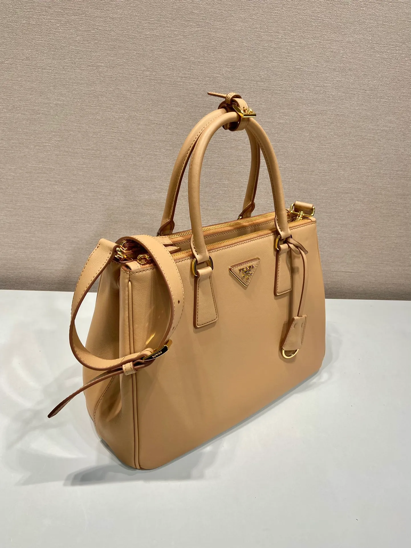 💰2040🎉New killer bag🎉1BA274 large plain style🎉🎉 This classic popular style is designed with new material calfskin and interior lambskin🎉🎉Featuring classic three compartments and gold metal hardware accessories, Equipped with a detachable calfskin long shoulder strap, it can be carried by hand or shoulder. It is practical and fashionable. Baby, hurry up and get it🎉🎉 Length 32x Height 22.5x Bottom 13.5cm🎉🎉🎉💰💰💰