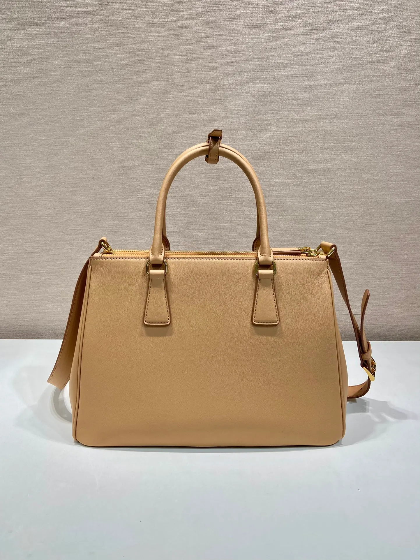 💰2040🎉New killer bag🎉1BA274 large plain style🎉🎉 This classic popular style is designed with new material calfskin and interior lambskin🎉🎉Featuring classic three compartments and gold metal hardware accessories, Equipped with a detachable calfskin long shoulder strap, it can be carried by hand or shoulder. It is practical and fashionable. Baby, hurry up and get it🎉🎉 Length 32x Height 22.5x Bottom 13.5cm🎉🎉🎉💰💰💰