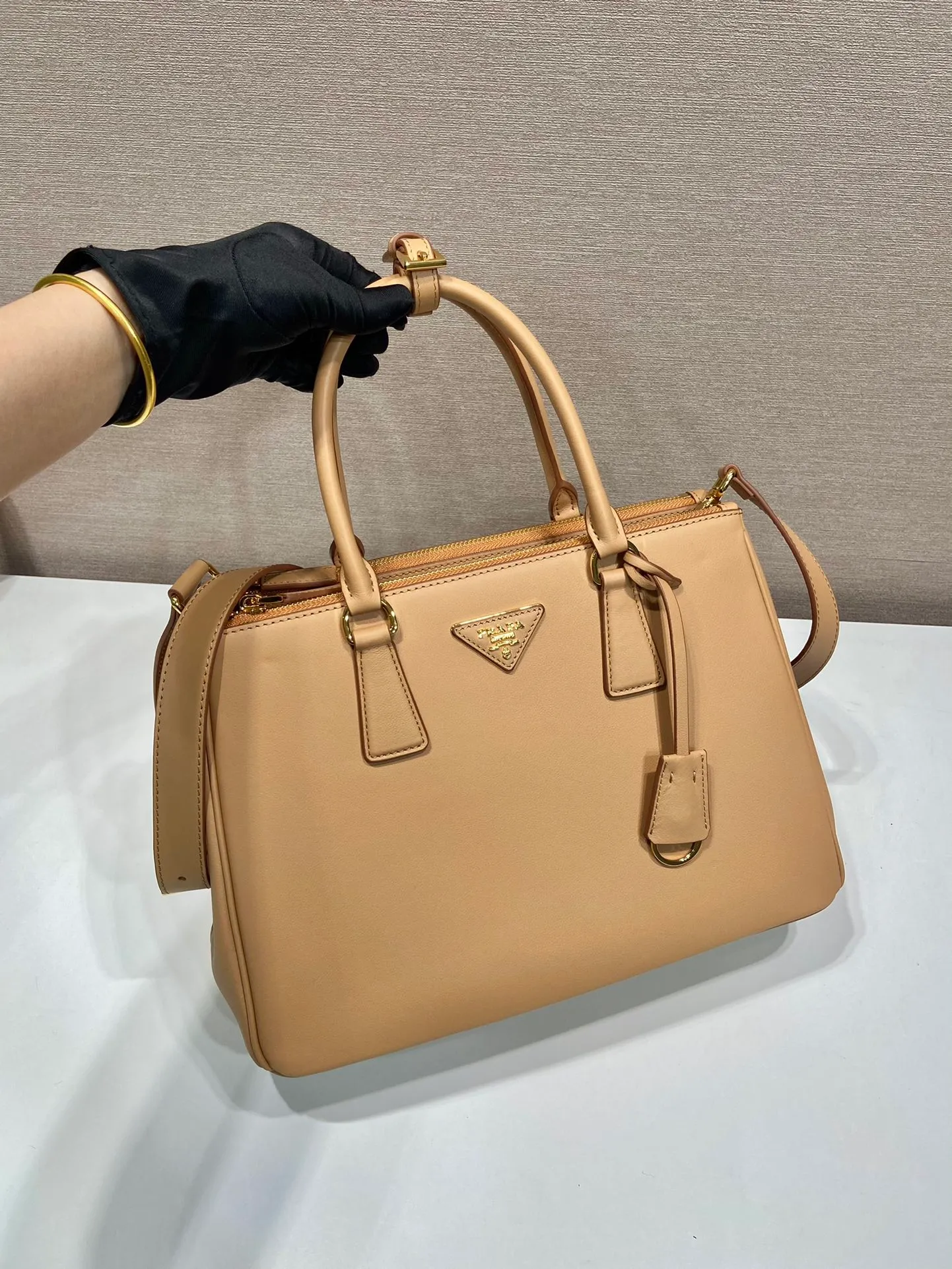 💰2040🎉New killer bag🎉1BA274 large plain style🎉🎉 This classic popular style is designed with new material calfskin and interior lambskin🎉🎉Featuring classic three compartments and gold metal hardware accessories, Equipped with a detachable calfskin long shoulder strap, it can be carried by hand or shoulder. It is practical and fashionable. Baby, hurry up and get it🎉🎉 Length 32x Height 22.5x Bottom 13.5cm🎉🎉🎉💰💰💰