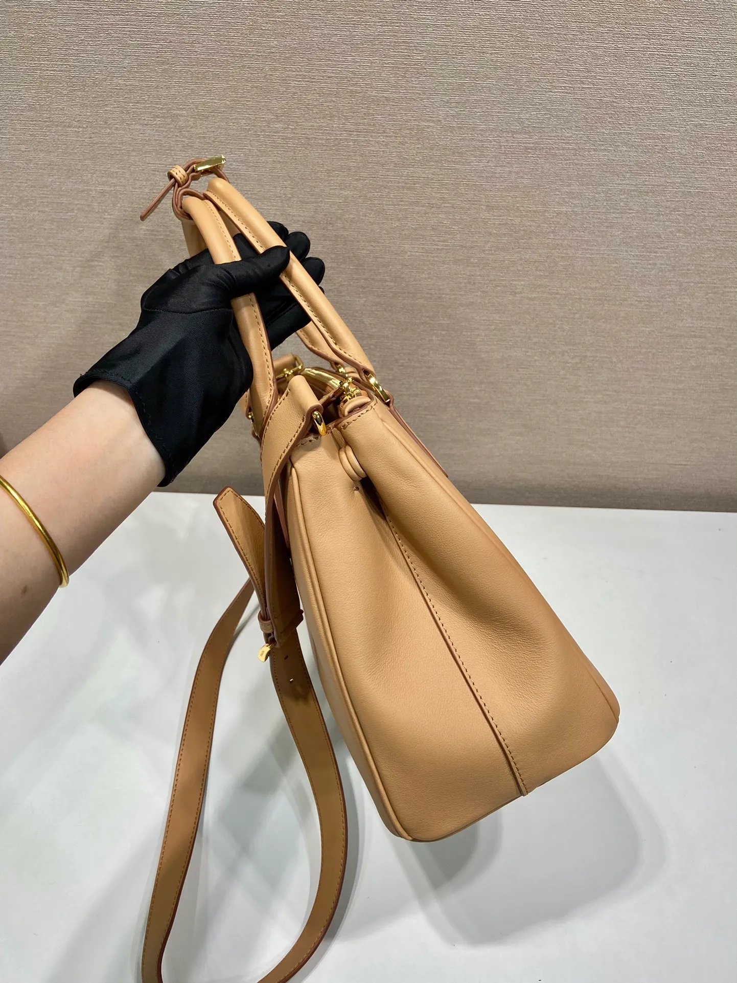 💰2040🎉New killer bag🎉1BA274 large plain style🎉🎉 This classic popular style is designed with new material calfskin and interior lambskin🎉🎉Featuring classic three compartments and gold metal hardware accessories, Equipped with a detachable calfskin long shoulder strap, it can be carried by hand or shoulder. It is practical and fashionable. Baby, hurry up and get it🎉🎉 Length 32x Height 22.5x Bottom 13.5cm🎉🎉🎉💰💰💰