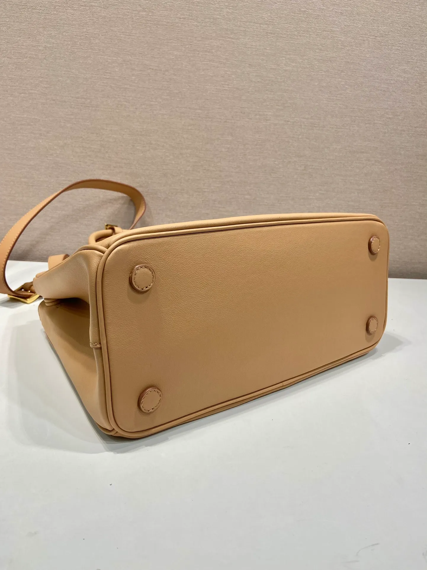 💰2040🎉New killer bag🎉1BA274 large plain style🎉🎉 This classic popular style is designed with new material calfskin and interior lambskin🎉🎉Featuring classic three compartments and gold metal hardware accessories, Equipped with a detachable calfskin long shoulder strap, it can be carried by hand or shoulder. It is practical and fashionable. Baby, hurry up and get it🎉🎉 Length 32x Height 22.5x Bottom 13.5cm🎉🎉🎉💰💰💰