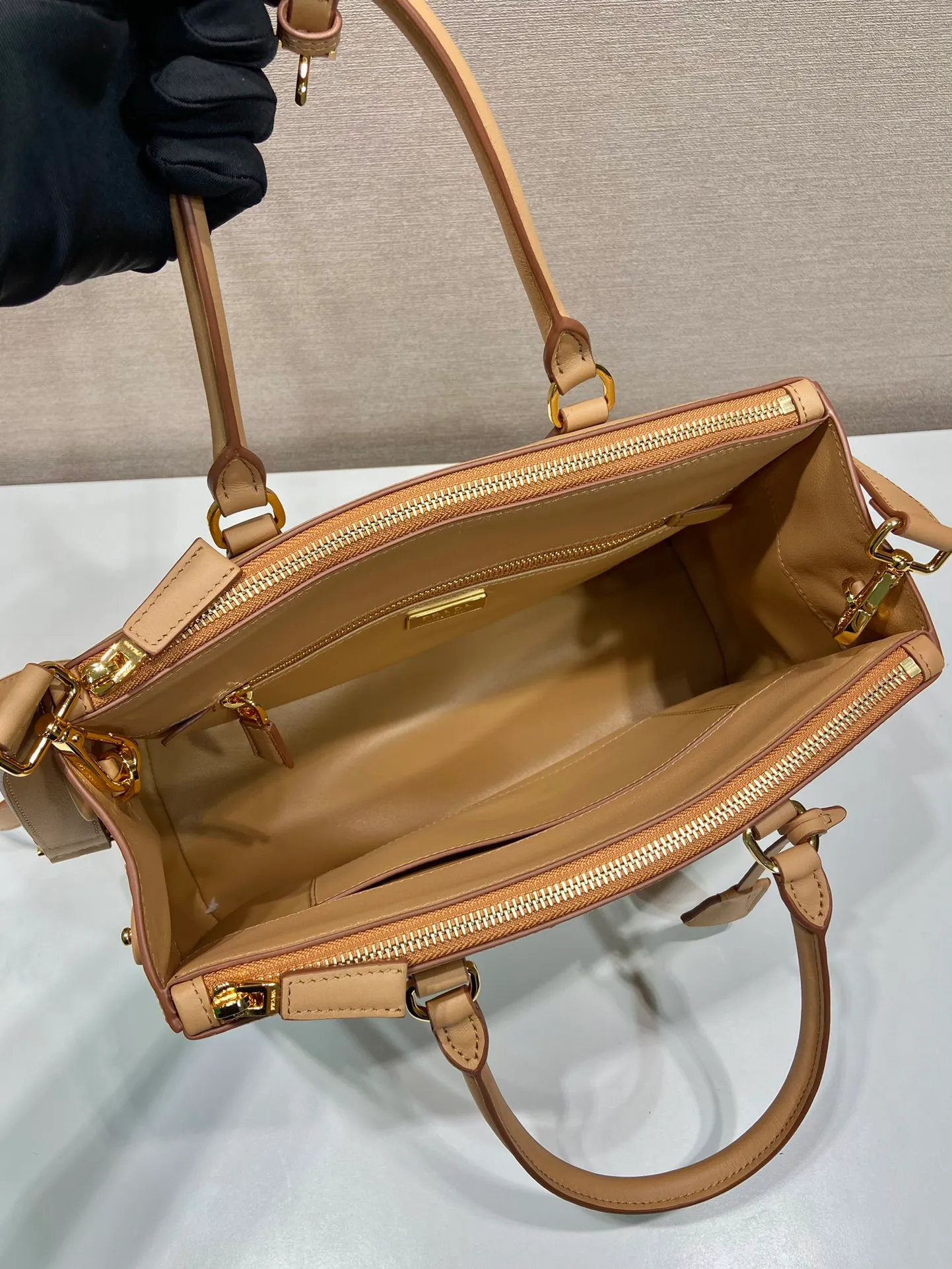 💰2040🎉New killer bag🎉1BA274 large plain style🎉🎉 This classic popular style is designed with new material calfskin and interior lambskin🎉🎉Featuring classic three compartments and gold metal hardware accessories, Equipped with a detachable calfskin long shoulder strap, it can be carried by hand or shoulder. It is practical and fashionable. Baby, hurry up and get it🎉🎉 Length 32x Height 22.5x Bottom 13.5cm🎉🎉🎉💰💰💰