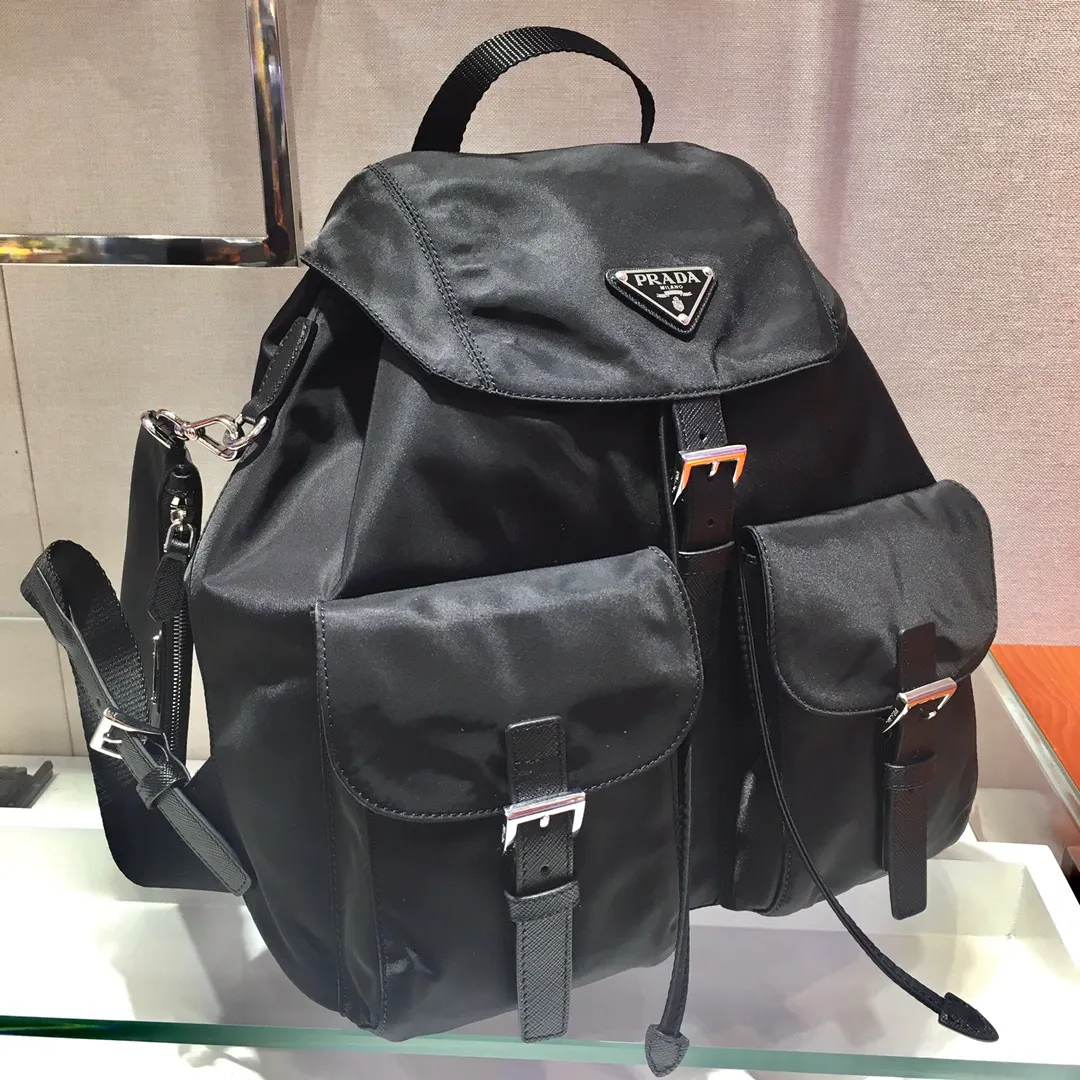💰1120🎉New Backpack🎉1BZ811👍👍This nylon backpack is trimmed with exquisite Saffiano leather, a blend of multiple materials, and decorated with a triangle logo, highlighting fashionable elegance. It also comes with a detachable small handbag😘😘Lightweight and practical, the upper body effect is super stylish, and it can be matched at will😘😘Fully upgraded nylon fabric👍👍Length 30x Height 32x Bottom 15cm👏👏