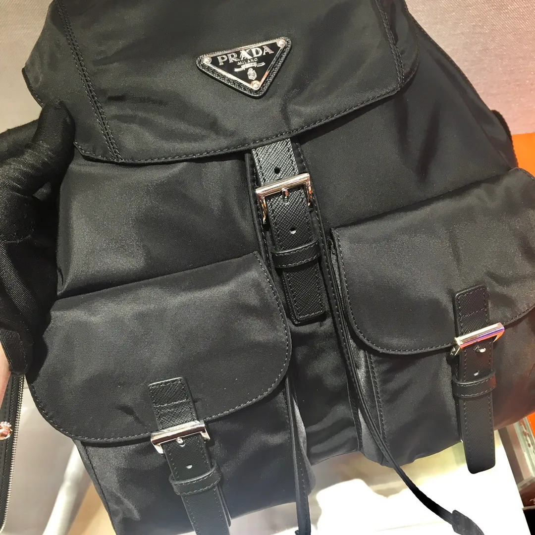 💰1120🎉New Backpack🎉1BZ811👍👍This nylon backpack is trimmed with exquisite Saffiano leather, a blend of multiple materials, and decorated with a triangle logo, highlighting fashionable elegance. It also comes with a detachable small handbag😘😘Lightweight and practical, the upper body effect is super stylish, and it can be matched at will😘😘Fully upgraded nylon fabric👍👍Length 30x Height 32x Bottom 15cm👏👏
