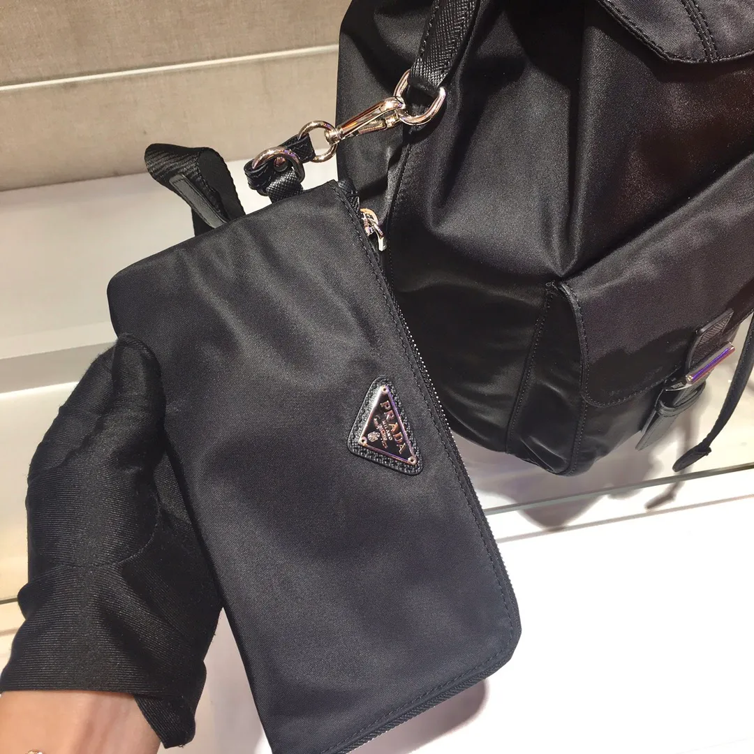 💰1120🎉New Backpack🎉1BZ811👍👍This nylon backpack is trimmed with exquisite Saffiano leather, a blend of multiple materials, and decorated with a triangle logo, highlighting fashionable elegance. It also comes with a detachable small handbag😘😘Lightweight and practical, the upper body effect is super stylish, and it can be matched at will😘😘Fully upgraded nylon fabric👍👍Length 30x Height 32x Bottom 15cm👏👏