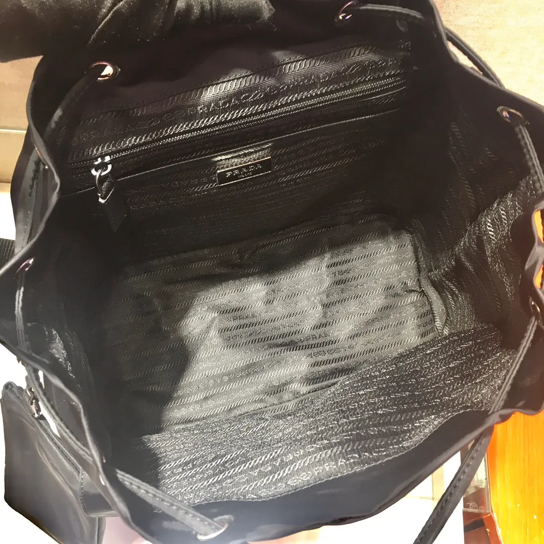 💰1120🎉New Backpack🎉1BZ811👍👍This nylon backpack is trimmed with exquisite Saffiano leather, a blend of multiple materials, and decorated with a triangle logo, highlighting fashionable elegance. It also comes with a detachable small handbag😘😘Lightweight and practical, the upper body effect is super stylish, and it can be matched at will😘😘Fully upgraded nylon fabric👍👍Length 30x Height 32x Bottom 15cm👏👏