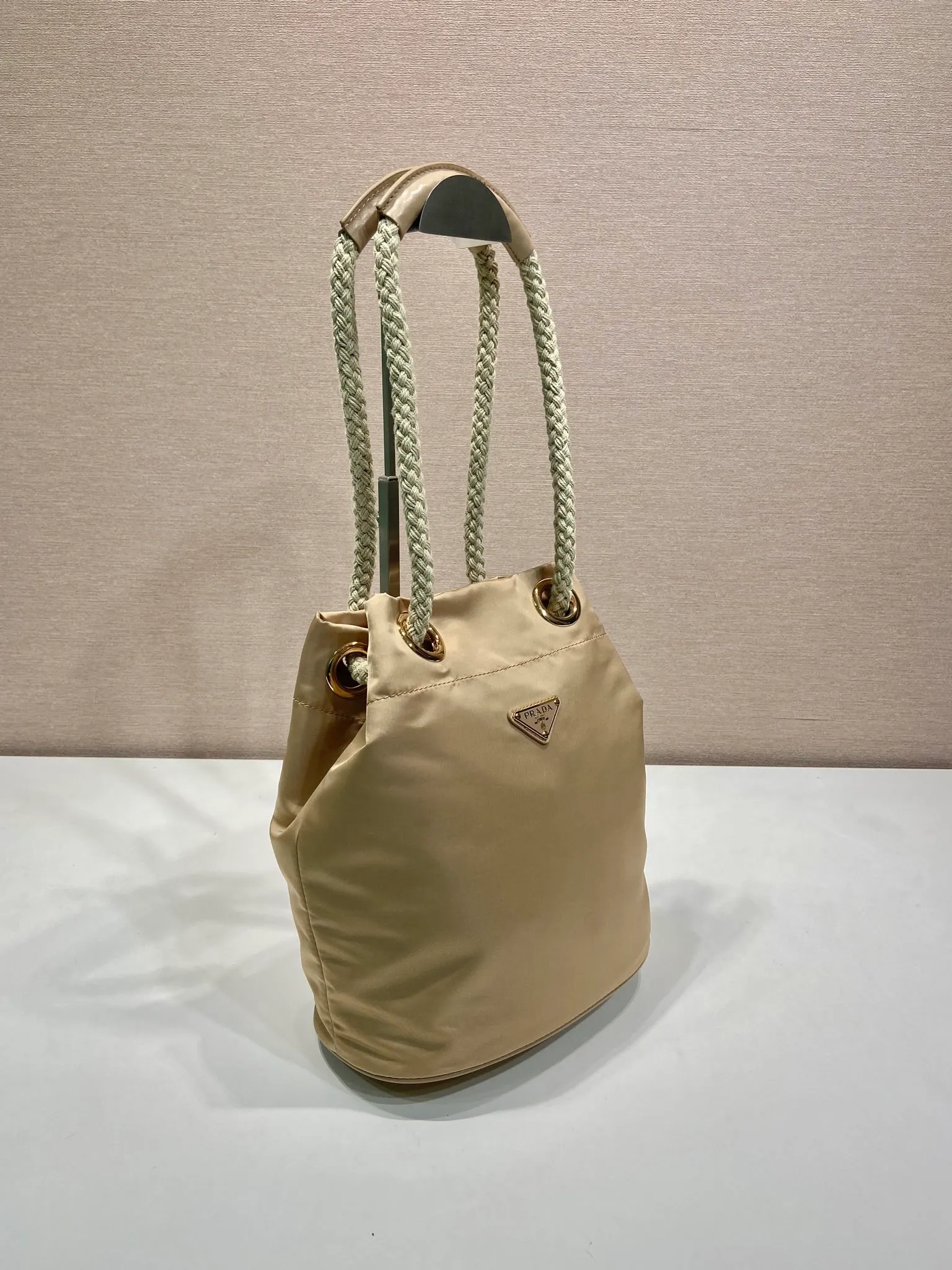 💰1120🎉New Bucket Bag🎉1BE082 Catwalk Style🎉🎉 This Re-Nylon handbag is designed with nylon fabric and calfskin. Unique combinations add a charming touch. The sliding rope handle highlights the versatility of this bag, making it easy to carry by hand or shoulder/crossbody, and features top-quality hardware. It has a large capacity and is very casual and fashionable. It is also a popular style that will never go out of style. Baby, hurry up and get it🎉🎉 Length 23.5x Height 28x Bottom 16.5cm🎉🎉
