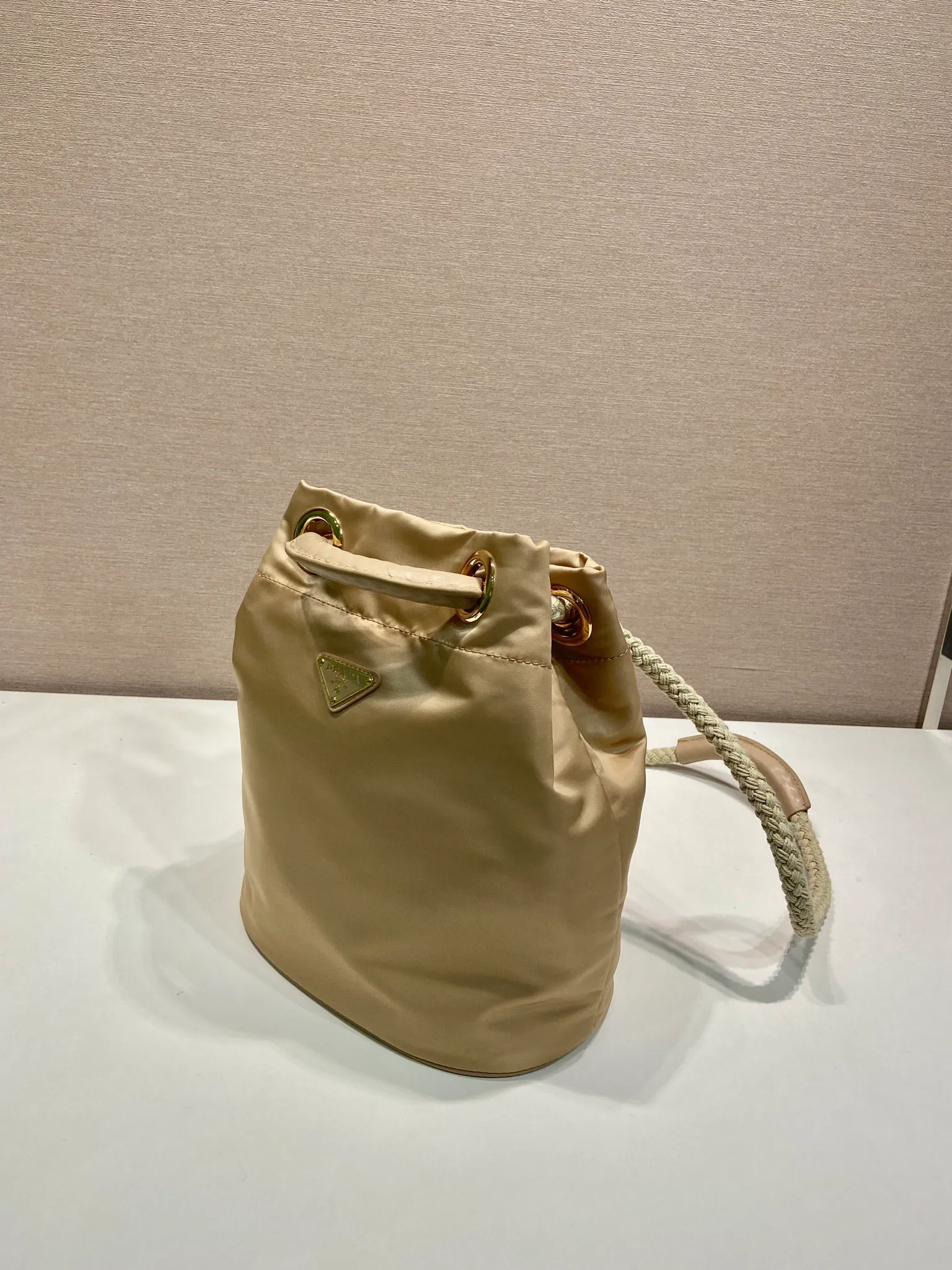 💰1120🎉New Bucket Bag🎉1BE082 Catwalk Style🎉🎉 This Re-Nylon handbag is designed with nylon fabric and calfskin. Unique combinations add a charming touch. The sliding rope handle highlights the versatility of this bag, making it easy to carry by hand or shoulder/crossbody, and features top-quality hardware. It has a large capacity and is very casual and fashionable. It is also a popular style that will never go out of style. Baby, hurry up and get it🎉🎉 Length 23.5x Height 28x Bottom 16.5cm🎉🎉