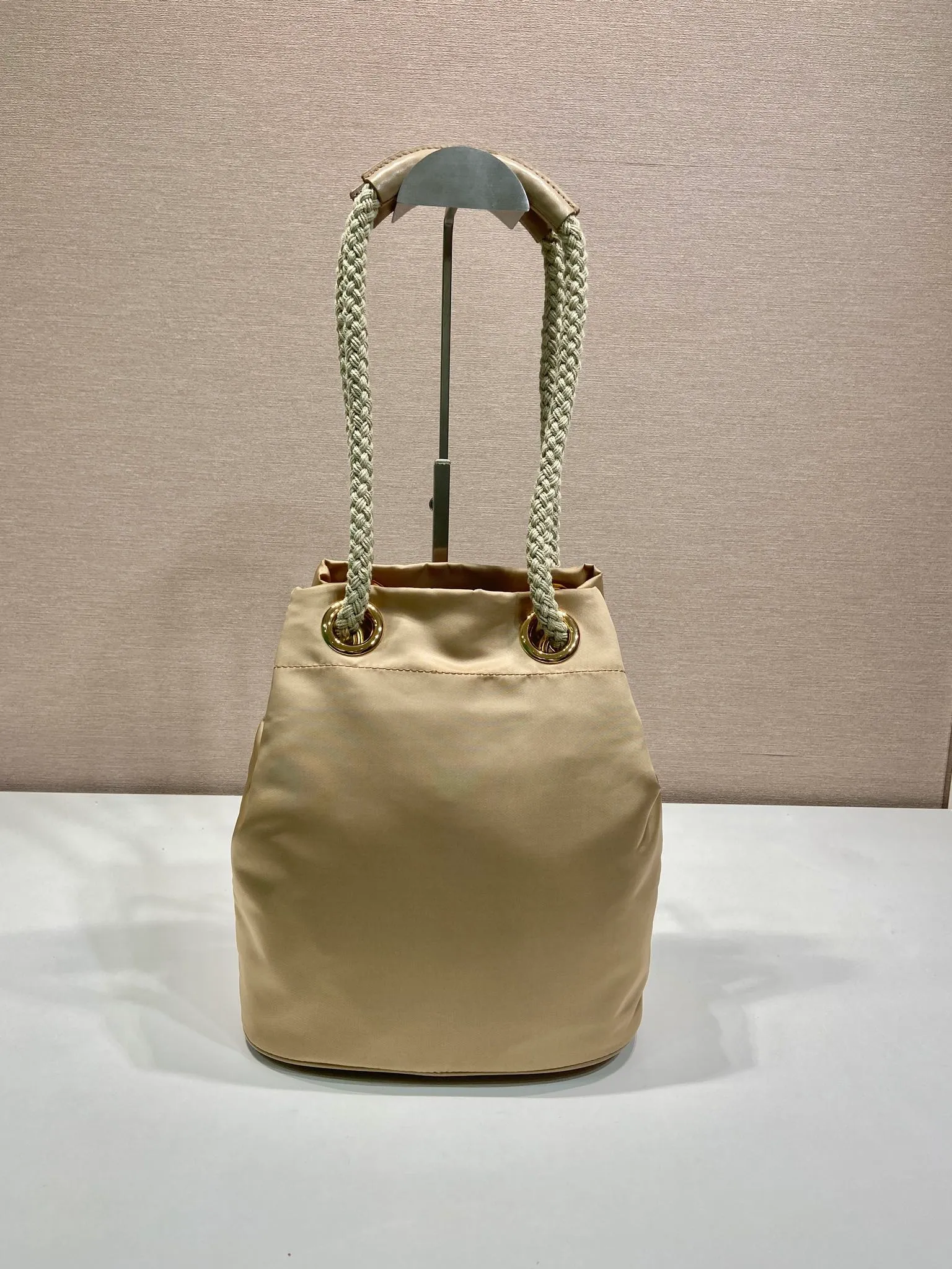 💰1120🎉New Bucket Bag🎉1BE082 Catwalk Style🎉🎉 This Re-Nylon handbag is designed with nylon fabric and calfskin. Unique combinations add a charming touch. The sliding rope handle highlights the versatility of this bag, making it easy to carry by hand or shoulder/crossbody, and features top-quality hardware. It has a large capacity and is very casual and fashionable. It is also a popular style that will never go out of style. Baby, hurry up and get it🎉🎉 Length 23.5x Height 28x Bottom 16.5cm🎉🎉