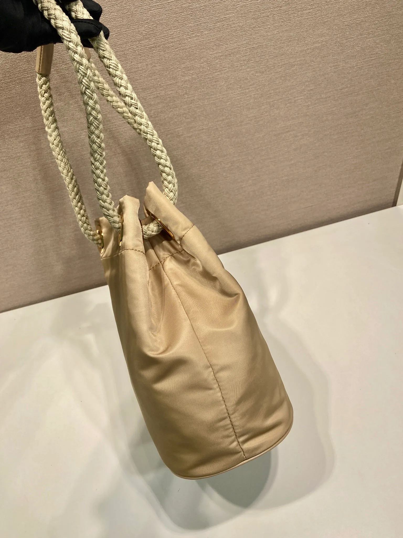 💰1120🎉New Bucket Bag🎉1BE082 Catwalk Style🎉🎉 This Re-Nylon handbag is designed with nylon fabric and calfskin. Unique combinations add a charming touch. The sliding rope handle highlights the versatility of this bag, making it easy to carry by hand or shoulder/crossbody, and features top-quality hardware. It has a large capacity and is very casual and fashionable. It is also a popular style that will never go out of style. Baby, hurry up and get it🎉🎉 Length 23.5x Height 28x Bottom 16.5cm🎉🎉