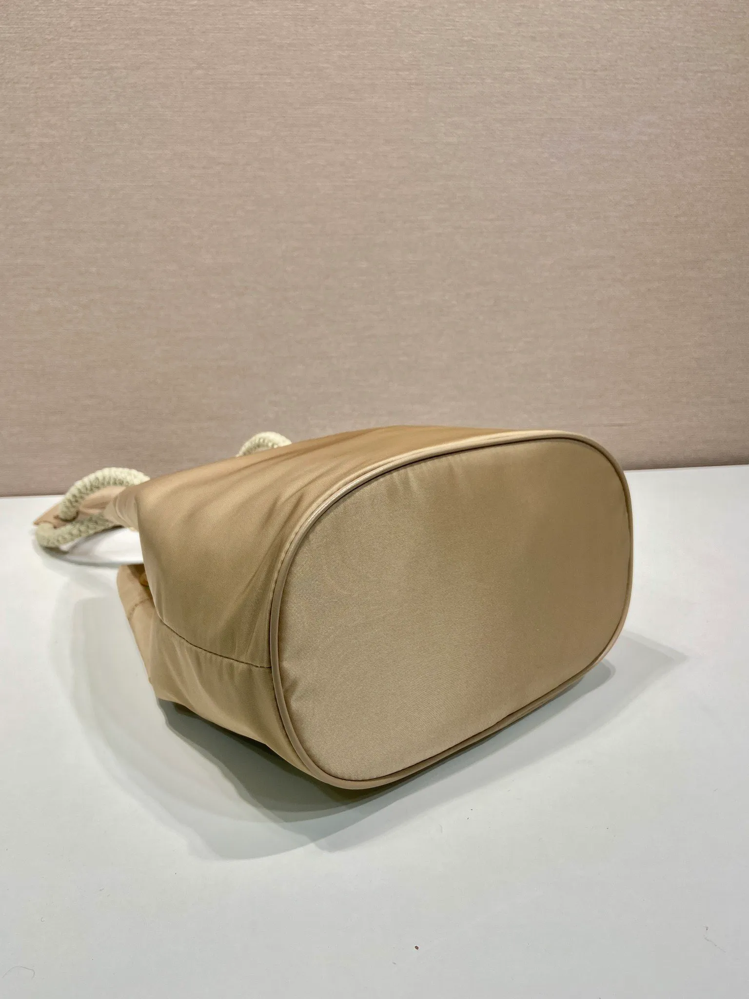 💰1120🎉New Bucket Bag🎉1BE082 Catwalk Style🎉🎉 This Re-Nylon handbag is designed with nylon fabric and calfskin. Unique combinations add a charming touch. The sliding rope handle highlights the versatility of this bag, making it easy to carry by hand or shoulder/crossbody, and features top-quality hardware. It has a large capacity and is very casual and fashionable. It is also a popular style that will never go out of style. Baby, hurry up and get it🎉🎉 Length 23.5x Height 28x Bottom 16.5cm🎉🎉