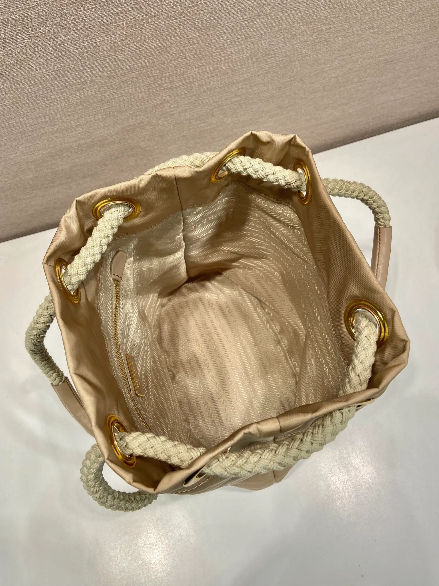 💰1120🎉New Bucket Bag🎉1BE082 Catwalk Style🎉🎉 This Re-Nylon handbag is designed with nylon fabric and calfskin. Unique combinations add a charming touch. The sliding rope handle highlights the versatility of this bag, making it easy to carry by hand or shoulder/crossbody, and features top-quality hardware. It has a large capacity and is very casual and fashionable. It is also a popular style that will never go out of style. Baby, hurry up and get it🎉🎉 Length 23.5x Height 28x Bottom 16.5cm🎉🎉
