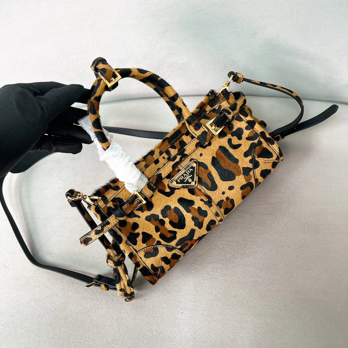💰1500✨New model debut✨New leopard print LuxSoft handbag mini size 1BA486 long handle New popular LuxSoftBag Leopard print interprets avant-garde style Iconic triangle logo Equipped with a long shoulder strap Can be carried on one shoulder or crossbody The fashionable feel is straight forward The design is casual, simple, refined and practical A retro style bag suitable for daily travel The upper body is really cool and sassy, retro➕fashionable and instant. Size 23.5*12*9