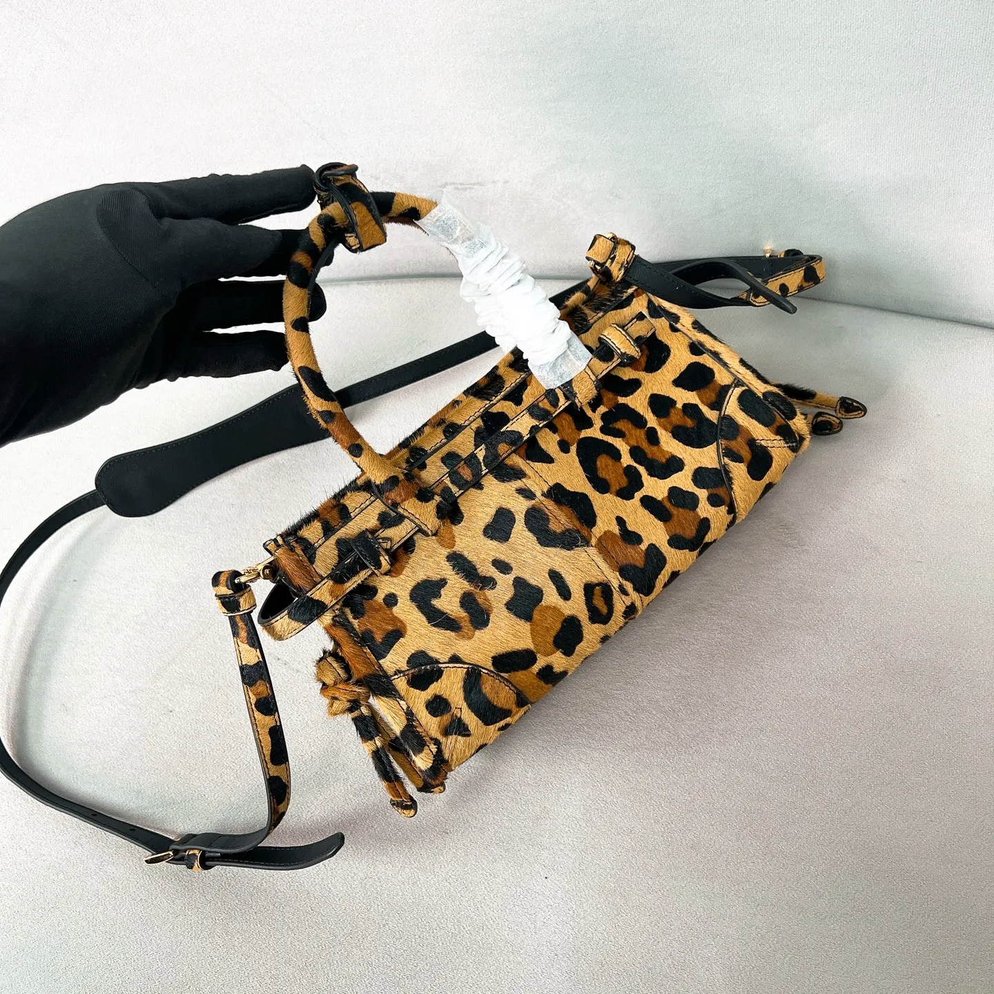 💰1500✨New model debut✨New leopard print LuxSoft handbag mini size 1BA486 long handle New popular LuxSoftBag Leopard print interprets avant-garde style Iconic triangle logo Equipped with a long shoulder strap Can be carried on one shoulder or crossbody The fashionable feel is straight forward The design is casual, simple, refined and practical A retro style bag suitable for daily travel The upper body is really cool and sassy, retro➕fashionable and instant. Size 23.5*12*9