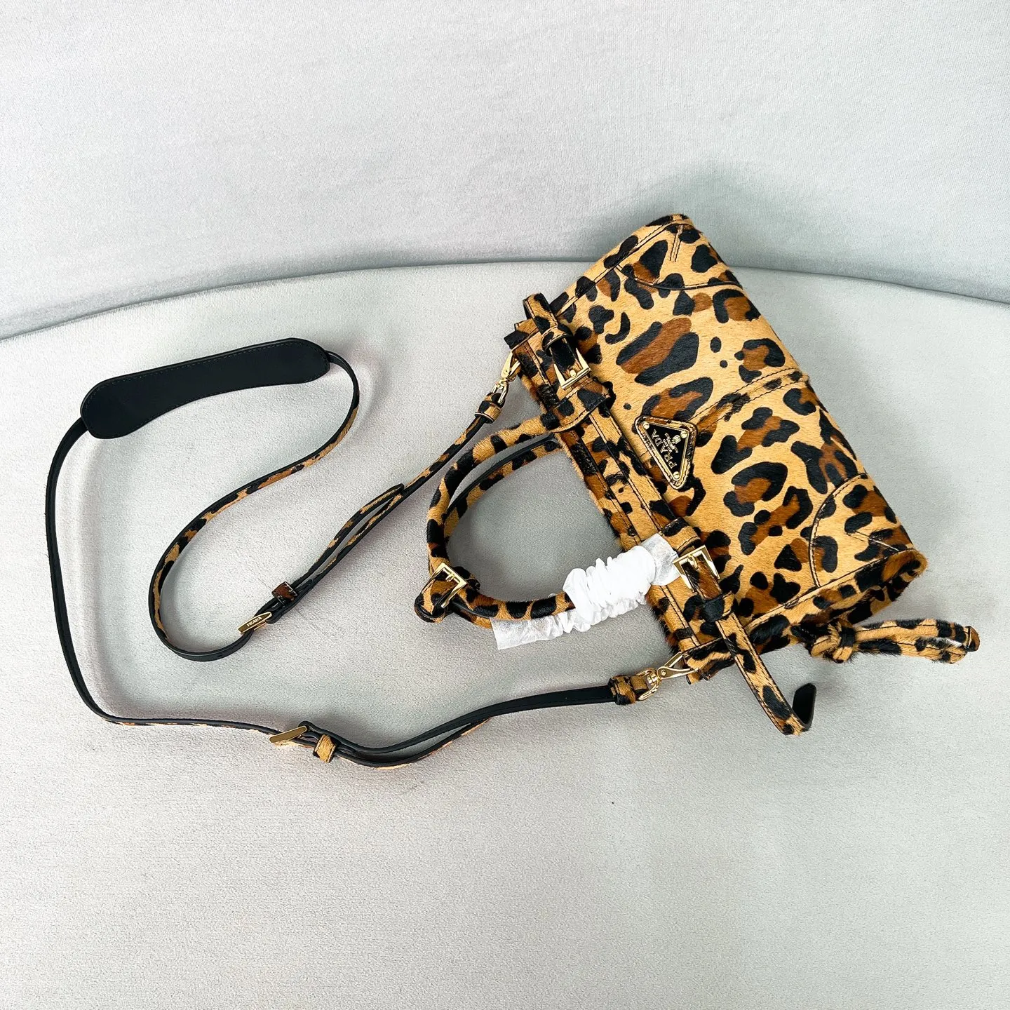 💰1500✨New model debut✨New leopard print LuxSoft handbag mini size 1BA486 long handle New popular LuxSoftBag Leopard print interprets avant-garde style Iconic triangle logo Equipped with a long shoulder strap Can be carried on one shoulder or crossbody The fashionable feel is straight forward The design is casual, simple, refined and practical A retro style bag suitable for daily travel The upper body is really cool and sassy, retro➕fashionable and instant. Size 23.5*12*9