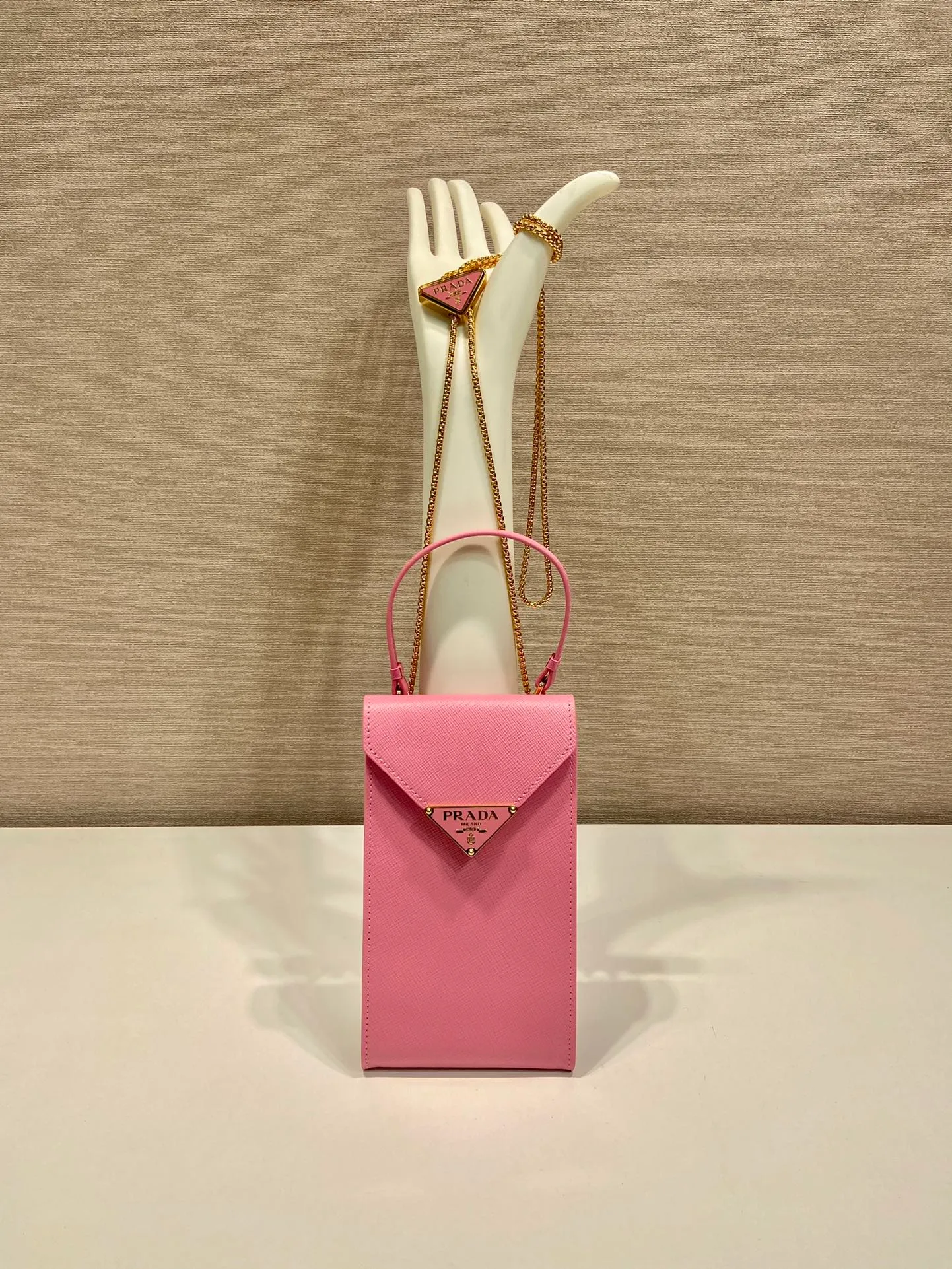 💰920🎉New mobile phone bag 🎉1BP100🎉 This compact minimalist mini handbag features exquisite details, with a lock clasp decorated with an enameled metal triangle logo. 115cm detachable and adjustable chain shoulder strap, can be carried by hand, card slot pocket on the back, the upper body effect is so cute👏Babies; hurry up and get it🎉🎉 Length 10.5x Height 18x ​​Bottom 3cm🎉🎉🎉👏👏👏