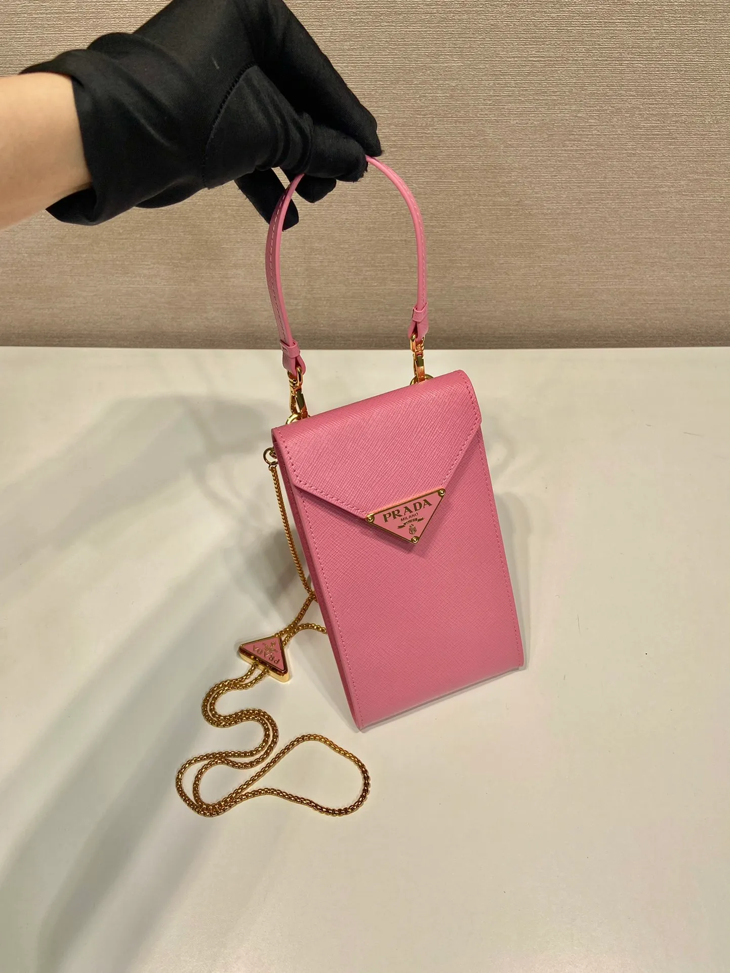 💰920🎉New mobile phone bag 🎉1BP100🎉 This compact minimalist mini handbag features exquisite details, with a lock clasp decorated with an enameled metal triangle logo. 115cm detachable and adjustable chain shoulder strap, can be carried by hand, card slot pocket on the back, the upper body effect is so cute👏Babies; hurry up and get it🎉🎉 Length 10.5x Height 18x ​​Bottom 3cm🎉🎉🎉👏👏👏