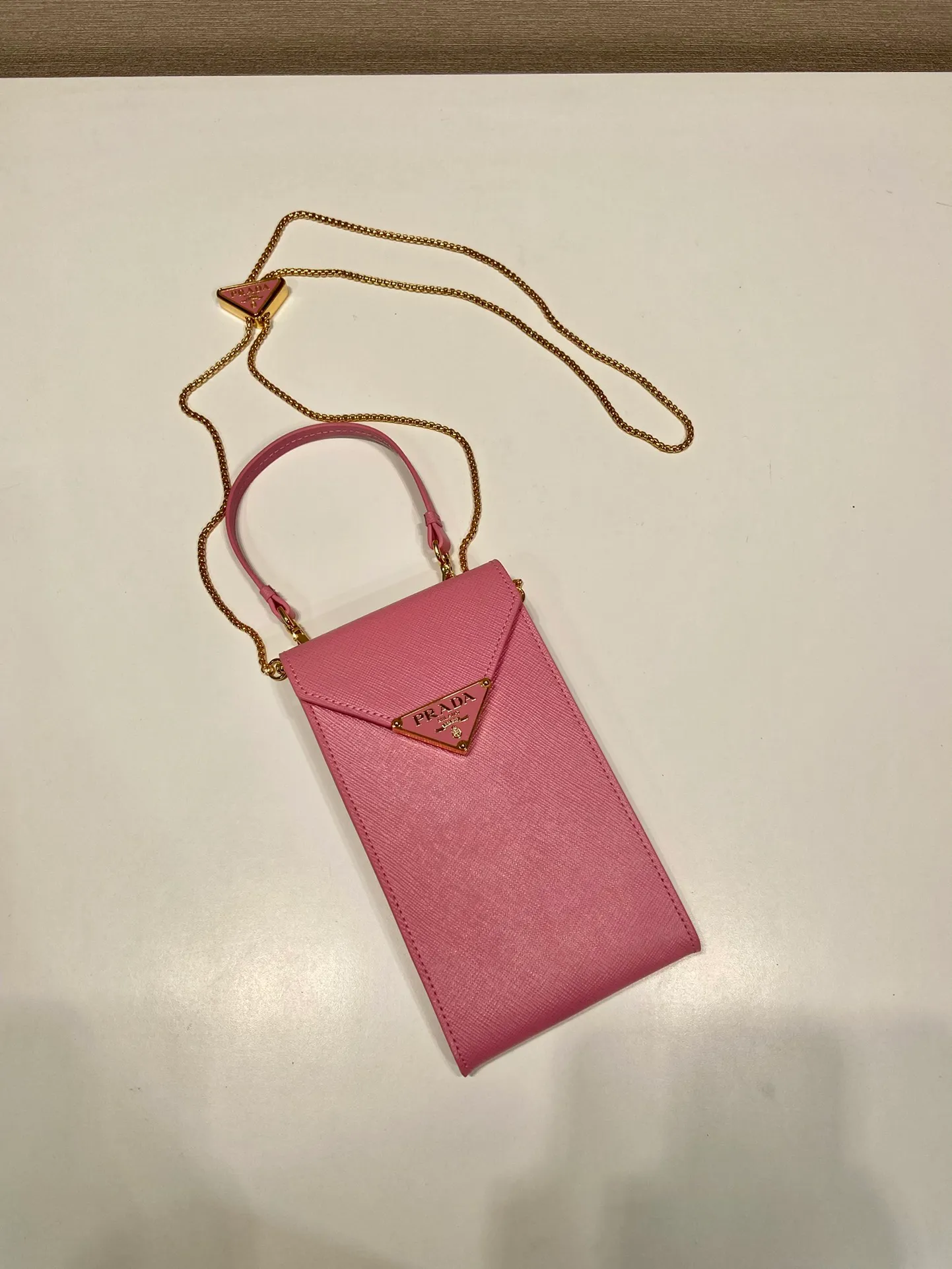 💰920🎉New mobile phone bag 🎉1BP100🎉 This compact minimalist mini handbag features exquisite details, with a lock clasp decorated with an enameled metal triangle logo. 115cm detachable and adjustable chain shoulder strap, can be carried by hand, card slot pocket on the back, the upper body effect is so cute👏Babies; hurry up and get it🎉🎉 Length 10.5x Height 18x ​​Bottom 3cm🎉🎉🎉👏👏👏