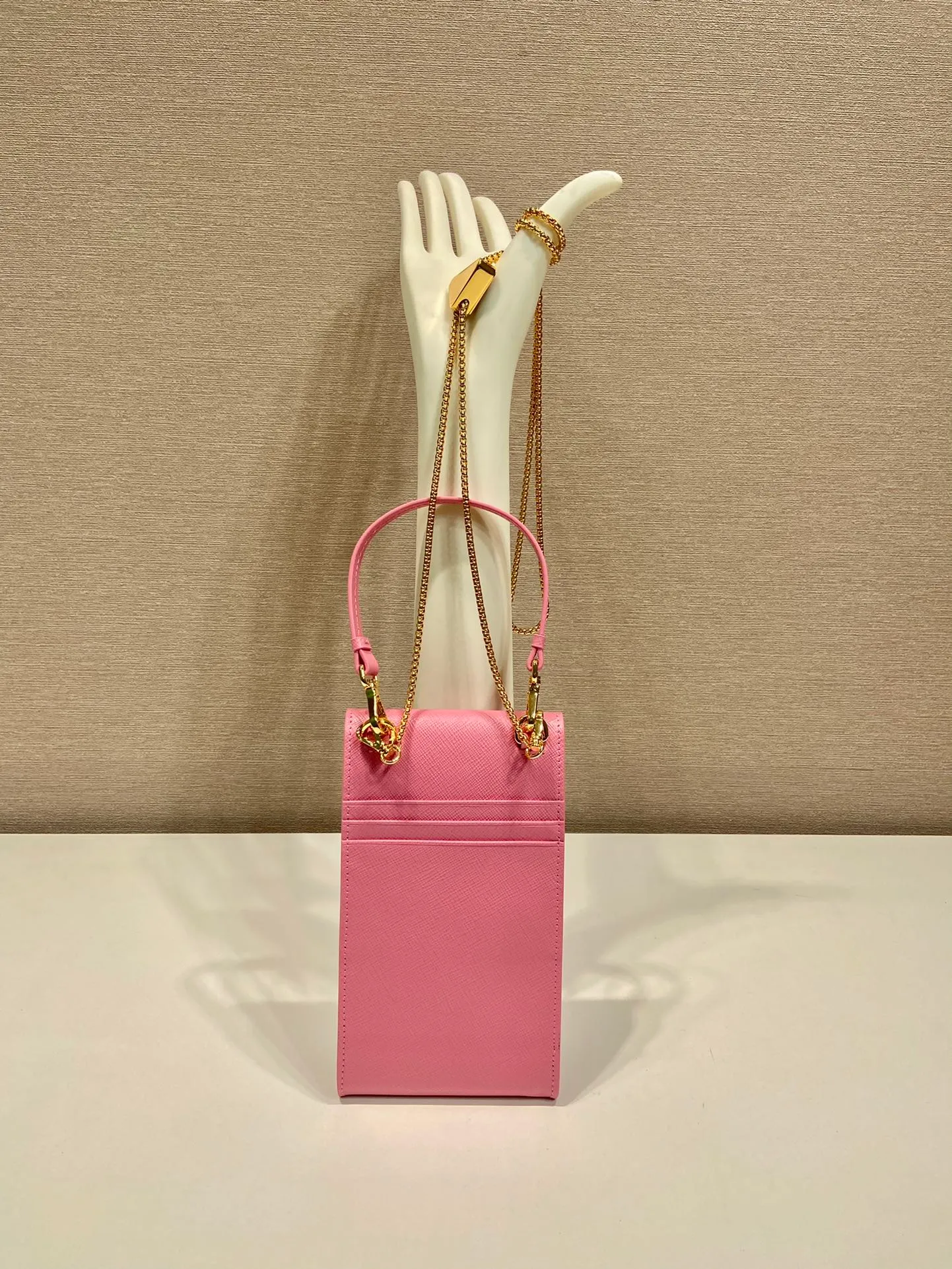 💰920🎉New mobile phone bag 🎉1BP100🎉 This compact minimalist mini handbag features exquisite details, with a lock clasp decorated with an enameled metal triangle logo. 115cm detachable and adjustable chain shoulder strap, can be carried by hand, card slot pocket on the back, the upper body effect is so cute👏Babies; hurry up and get it🎉🎉 Length 10.5x Height 18x ​​Bottom 3cm🎉🎉🎉👏👏👏