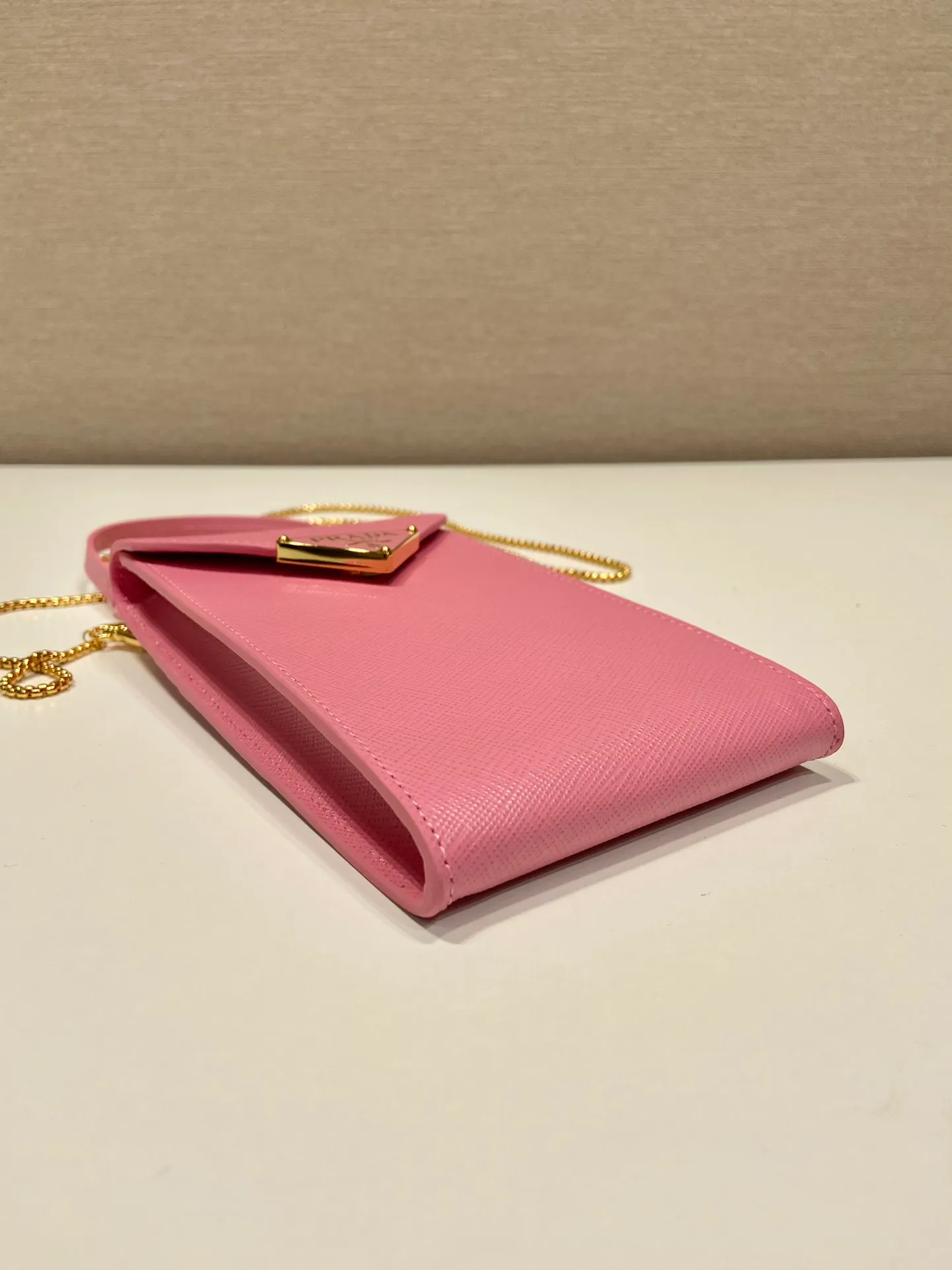 💰920🎉New mobile phone bag 🎉1BP100🎉 This compact minimalist mini handbag features exquisite details, with a lock clasp decorated with an enameled metal triangle logo. 115cm detachable and adjustable chain shoulder strap, can be carried by hand, card slot pocket on the back, the upper body effect is so cute👏Babies; hurry up and get it🎉🎉 Length 10.5x Height 18x ​​Bottom 3cm🎉🎉🎉👏👏👏