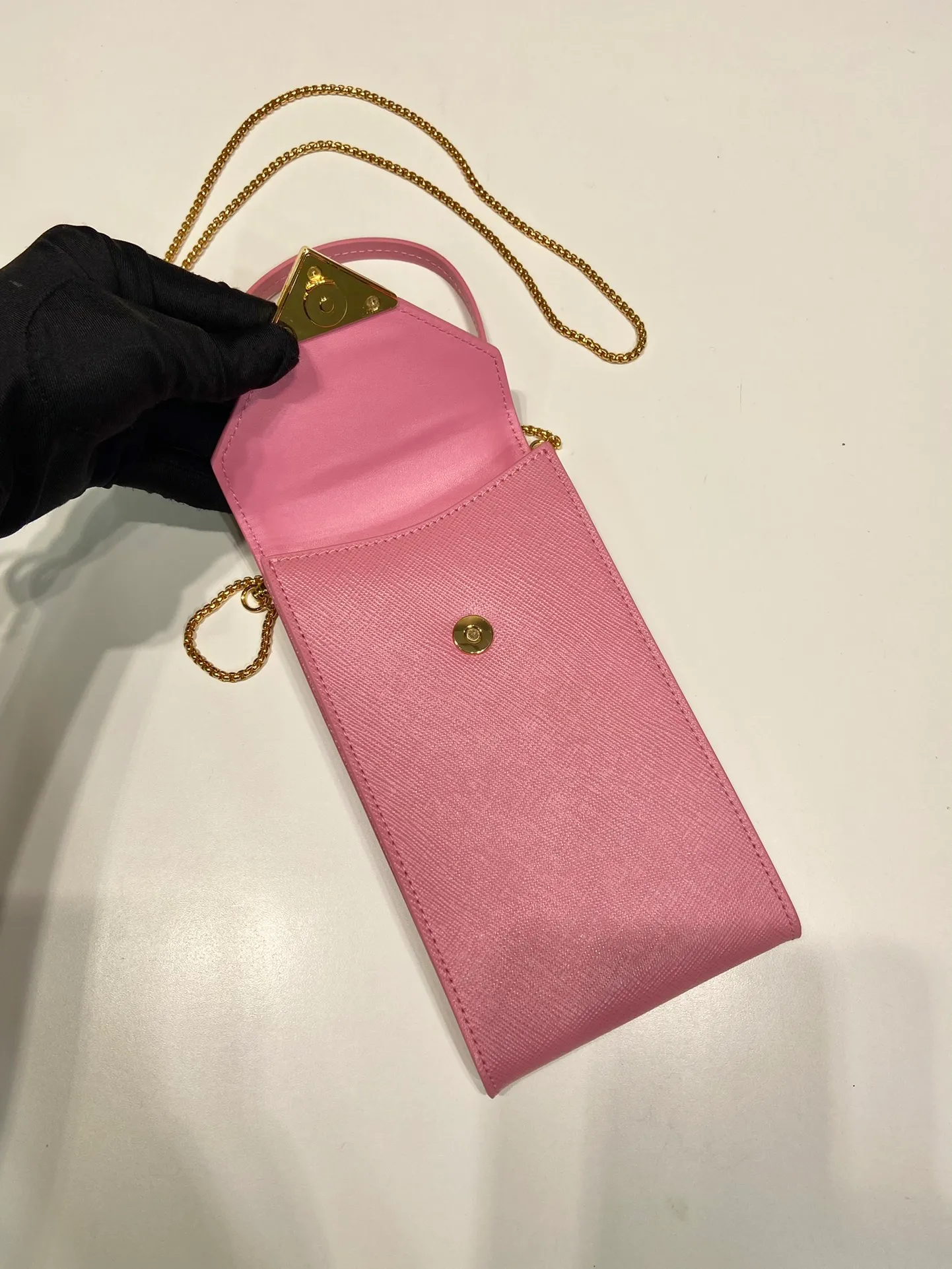 💰920🎉New mobile phone bag 🎉1BP100🎉 This compact minimalist mini handbag features exquisite details, with a lock clasp decorated with an enameled metal triangle logo. 115cm detachable and adjustable chain shoulder strap, can be carried by hand, card slot pocket on the back, the upper body effect is so cute👏Babies; hurry up and get it🎉🎉 Length 10.5x Height 18x ​​Bottom 3cm🎉🎉🎉👏👏👏