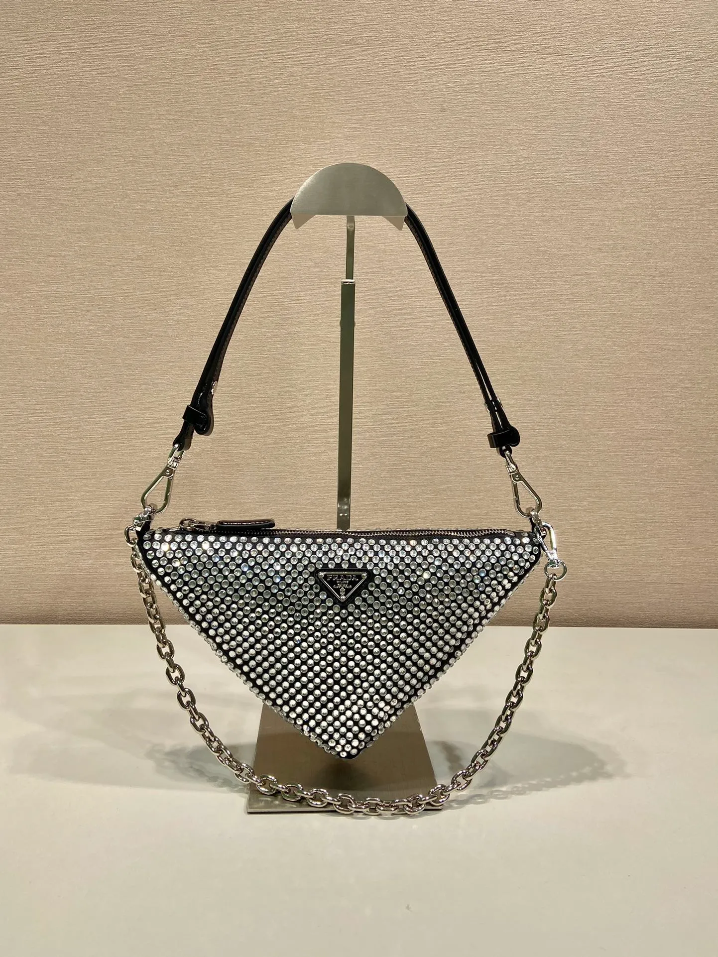 💰1260🎉Crystal triangle bag🎉1BC190 upgraded version🎉🎉 This one is decorated with full-body imitation crystals, detachable and adjustable leather handles, detachable chain handles, handbags/shoulder straps/crossbody, all can be used☺️It’s so perfect🎉🎉Blingbling effect is very eye-catching, cool and cool, and it is an Internet celebrity. Hurry up and get it, maybe babies 🎉🎉 Length 26x height 15x base 6cm🎉🎉🎉💰💰💰
